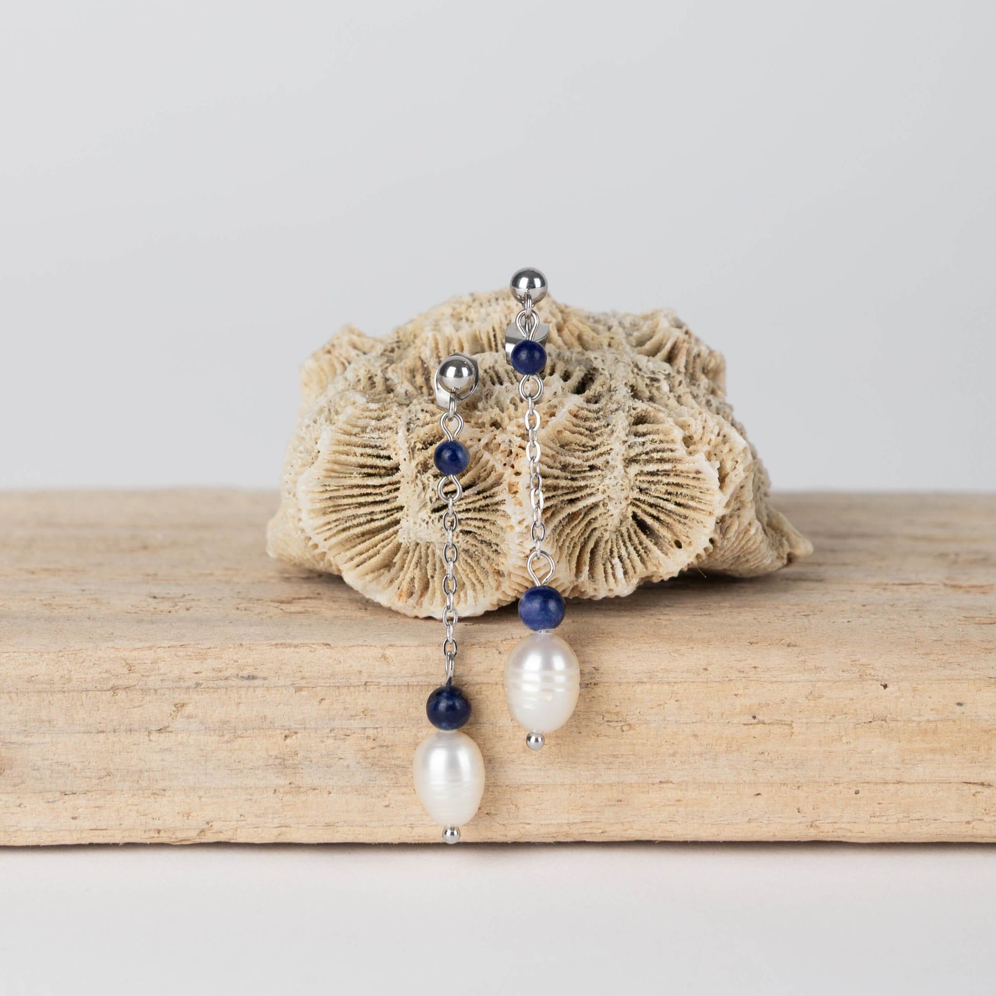 Paire de boucles d'oreilles pendantes en acier inoxydable argenté, perles d'eau douce et sodalite bleue