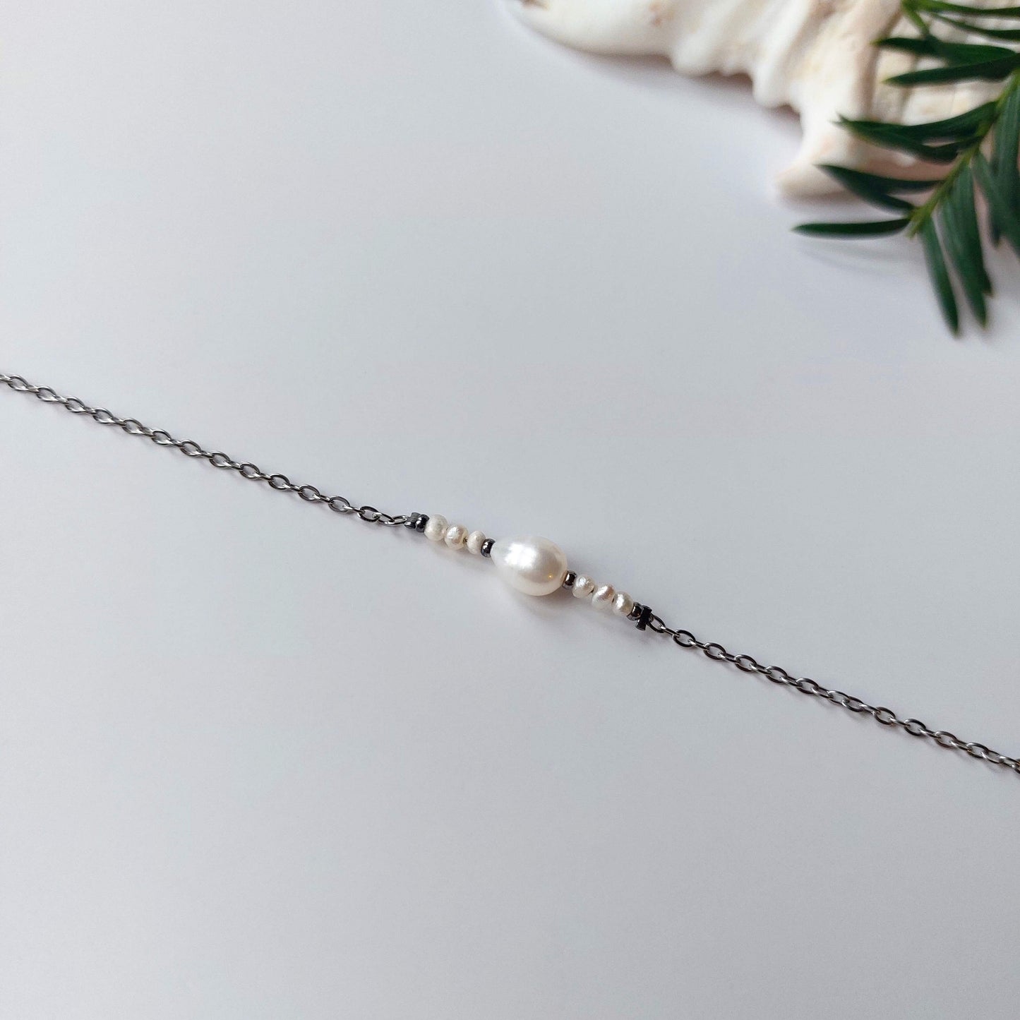 Bracelet fin en acier inoxydable argente et perles deau douce