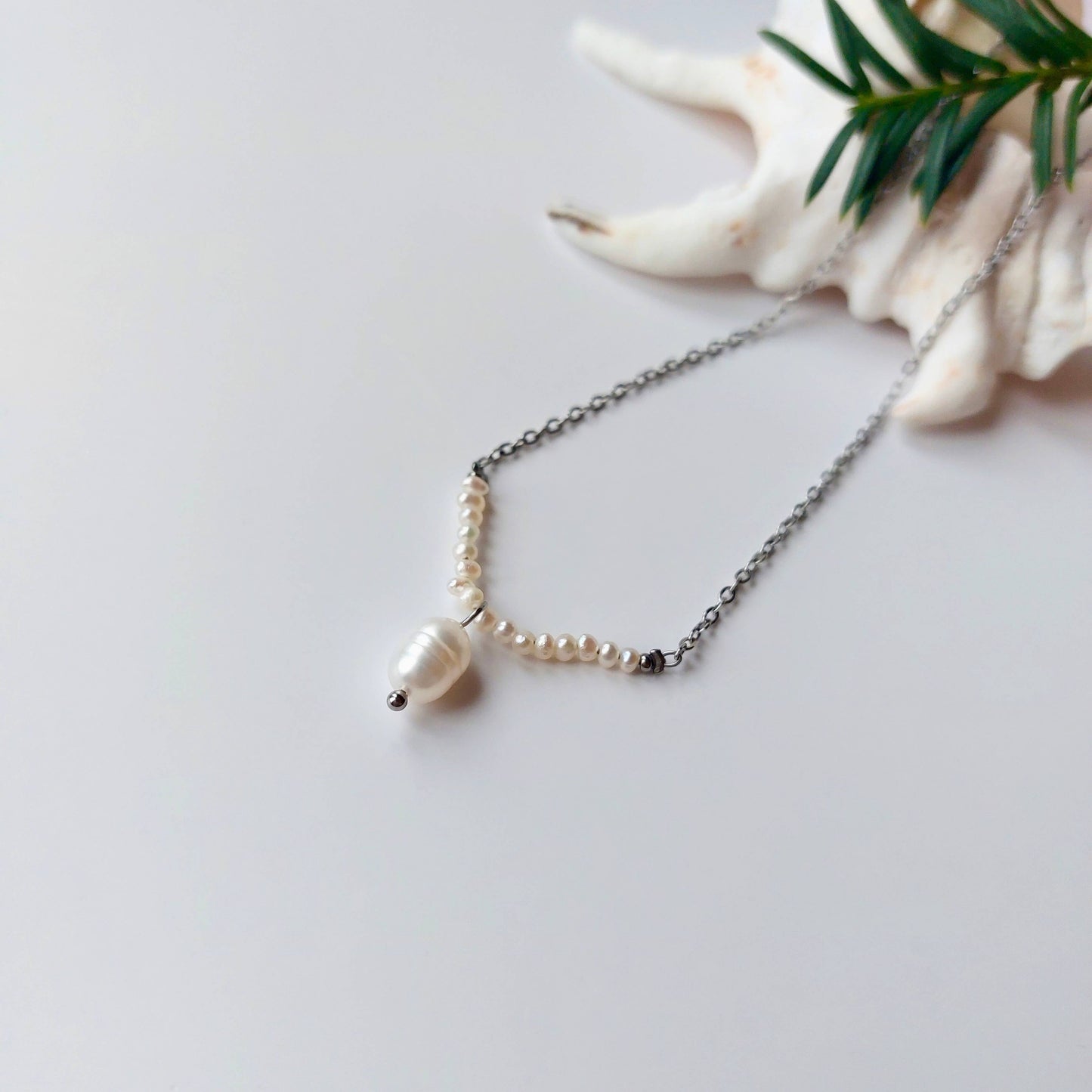 Collier fin en acier inoxydable argente et perles deau douce