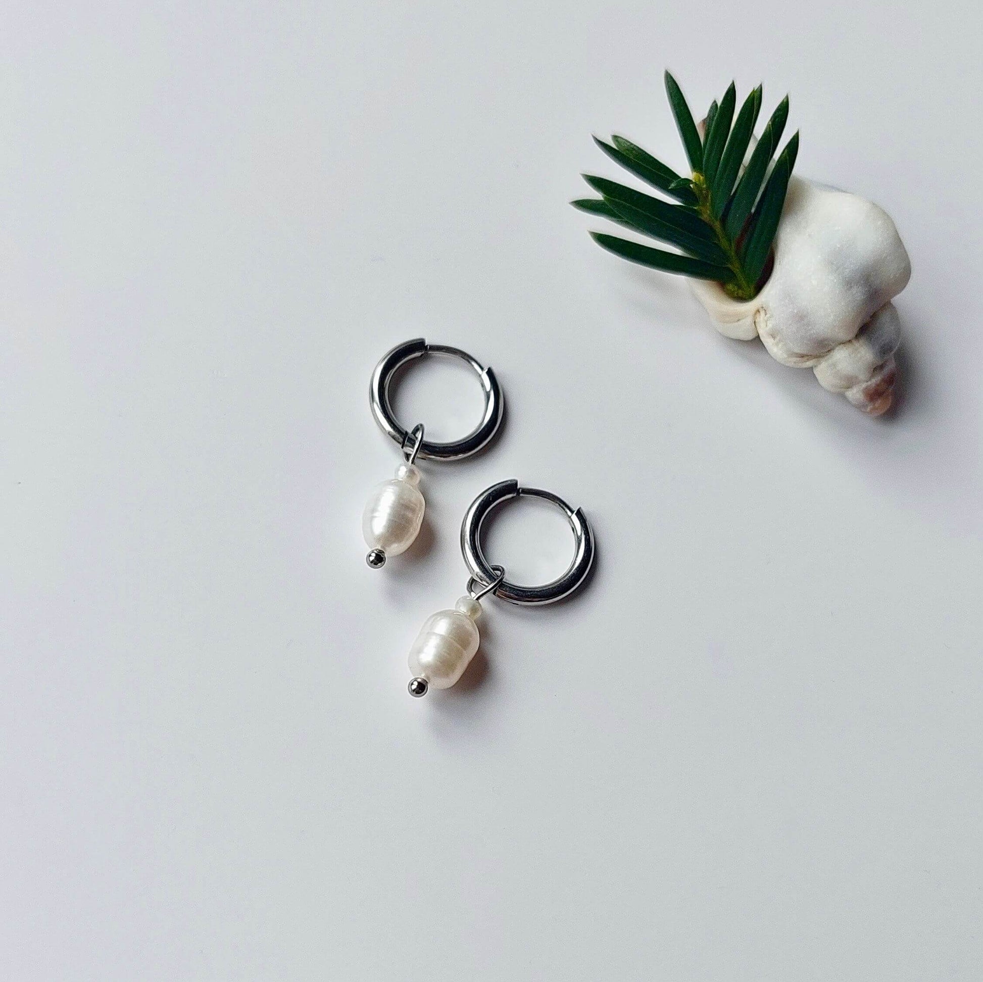 Paire de petites creoles en acier inoxydable argente et perles d'eau douce