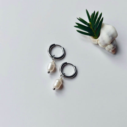 Paire de petites creoles en acier inoxydable argente et perles d'eau douce