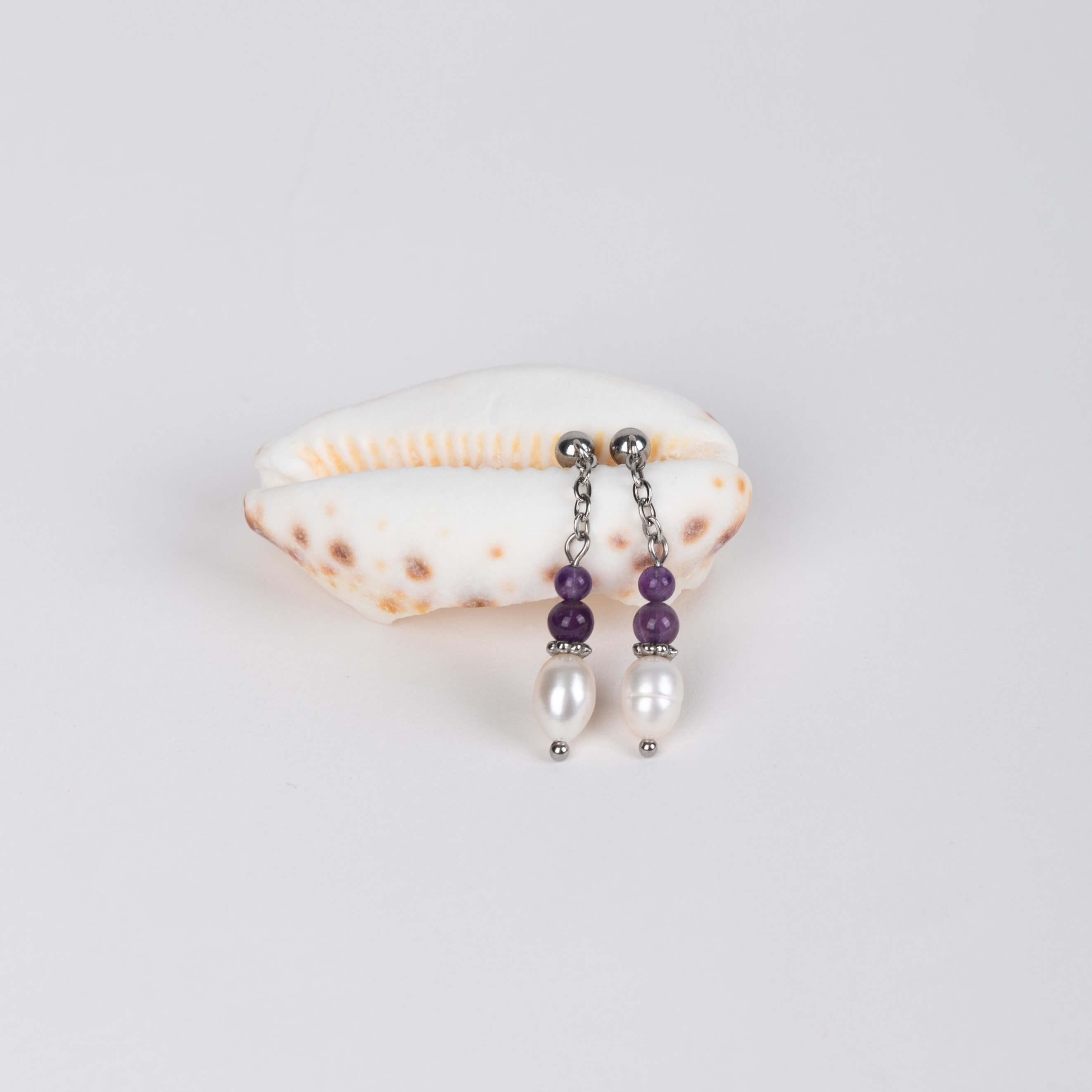 Boucles d'oreilles tendances en acier inoxydable argenté, perles d'eau douce et perles d'améthyste parfaites pour le quotidien. 