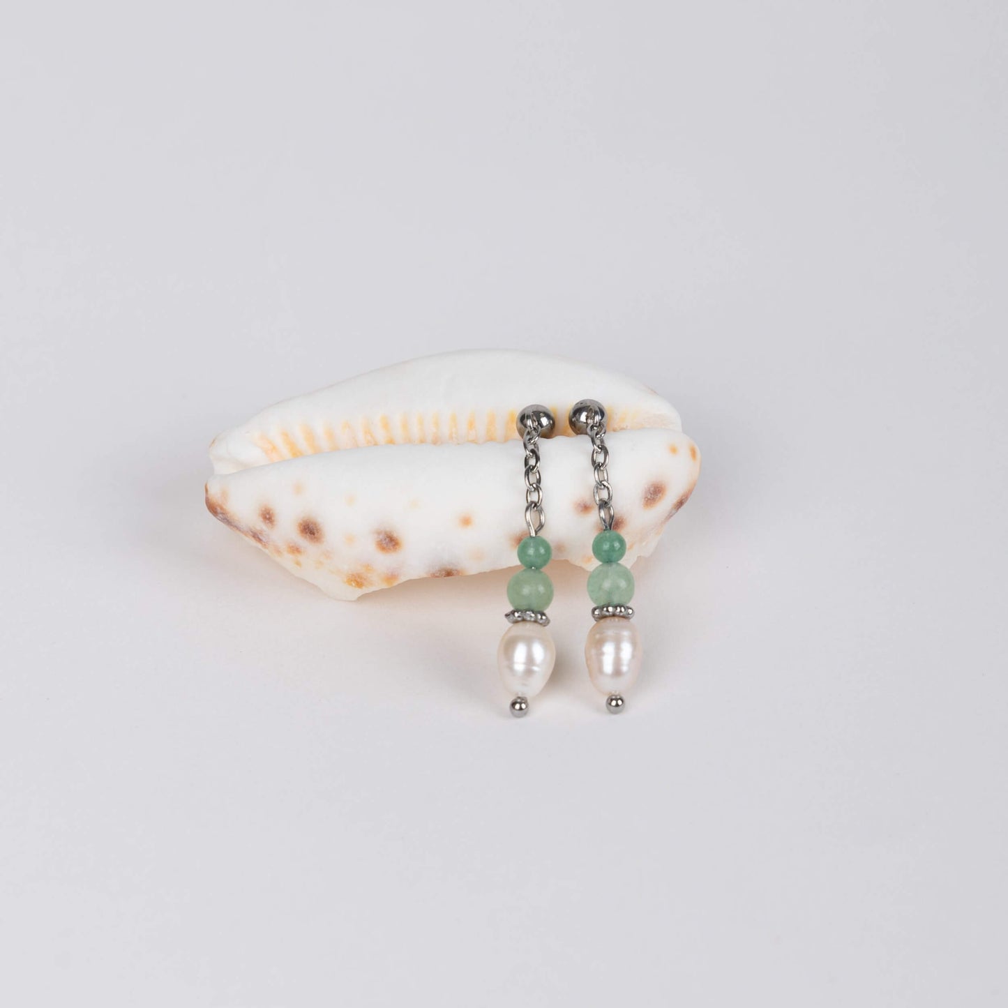 Boucles d'oreilles tendances en acier inoxydable argenté, perles d'eau douce et perles d'aventurine parfaites pour le quotidien. 