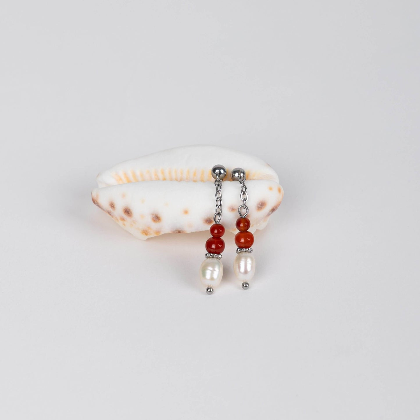 Boucles d'oreilles tendances en acier inoxydable argenté, perles d'eau douce et perles de cornaline parfaites pour le quotidien. 