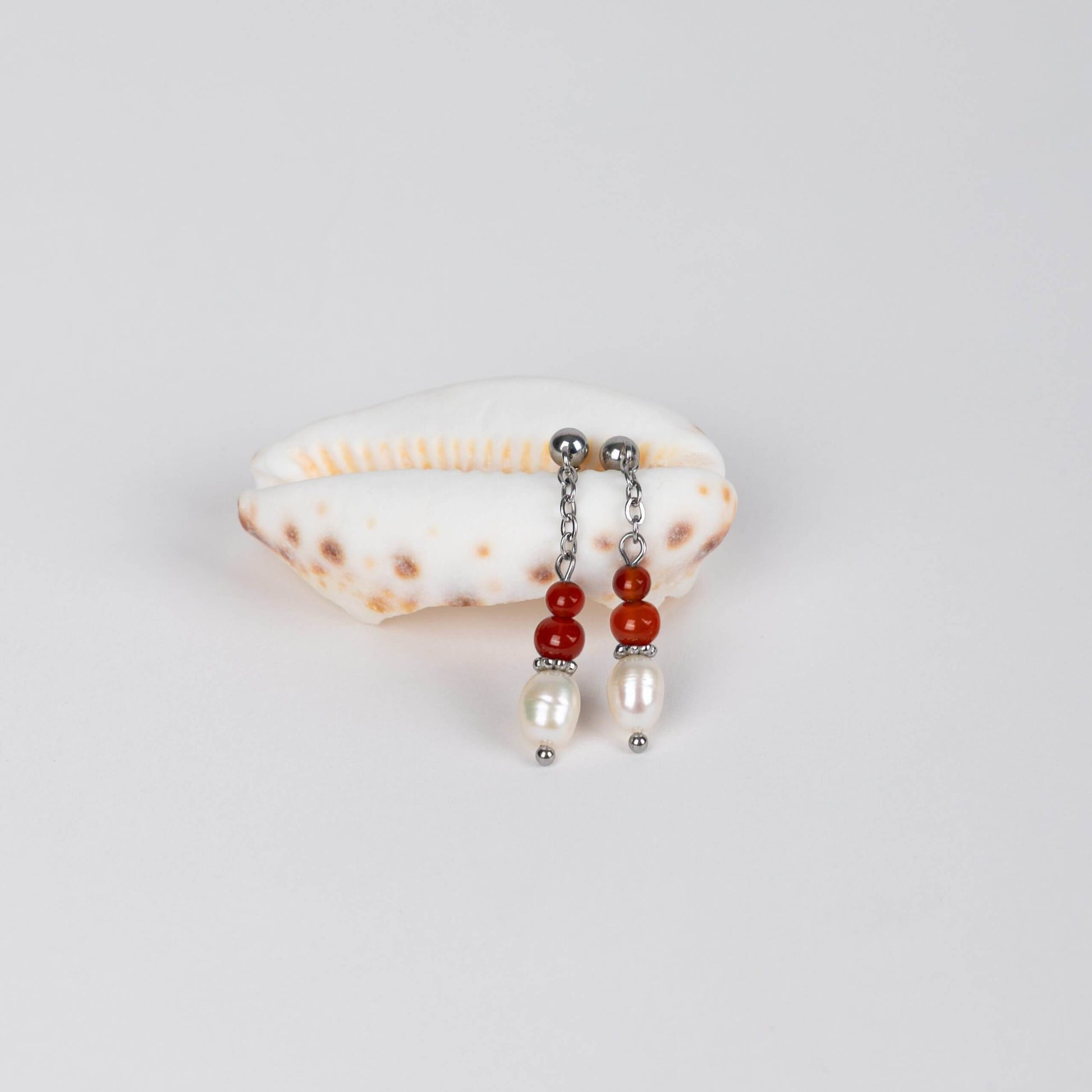 Boucles d'oreilles tendances en acier inoxydable argenté, perles d'eau douce et perles de cornaline parfaites pour le quotidien. 