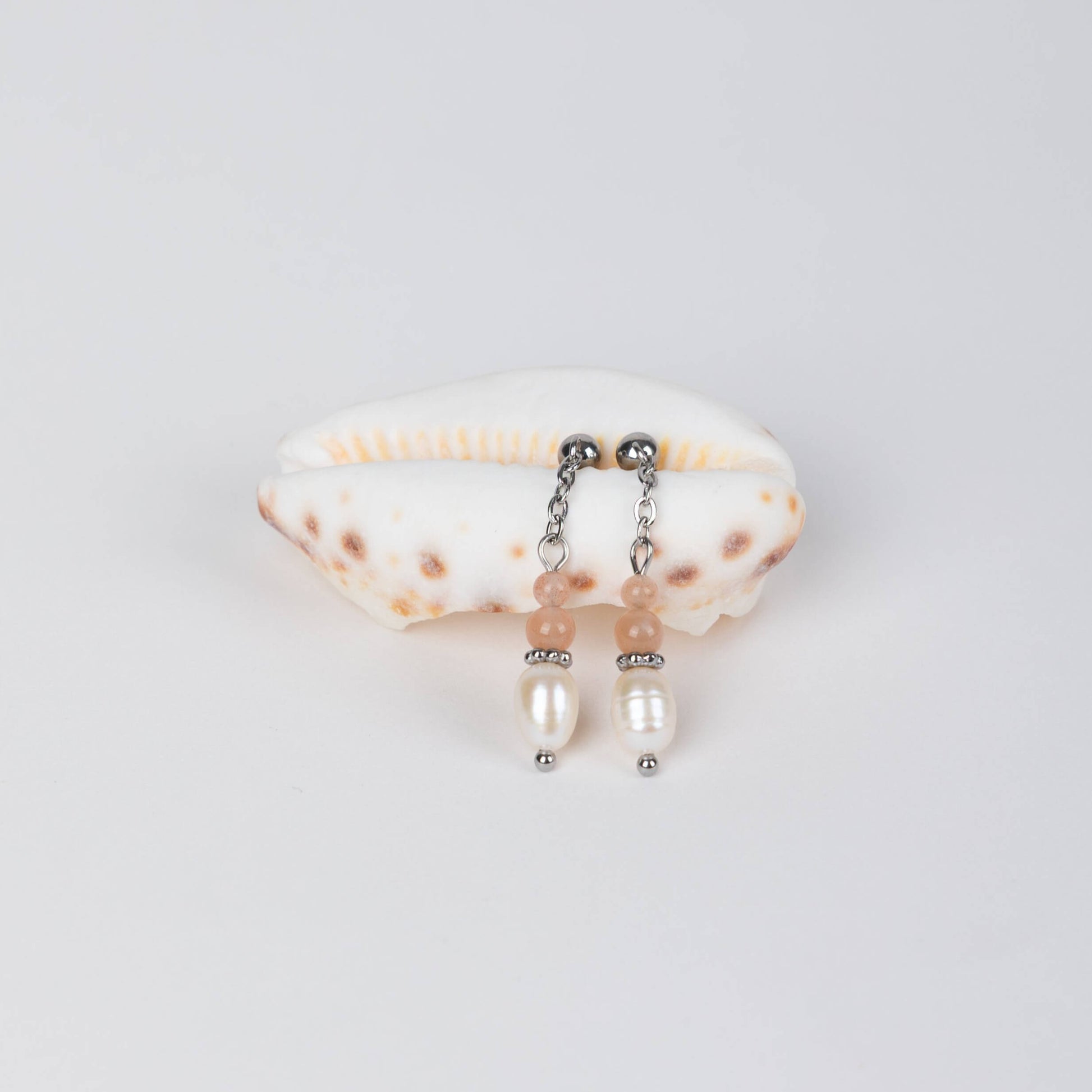 Boucles d'oreilles tendances en acier inoxydable argenté, perles d'eau douce et perles de pierre de soleil parfaites pour le quotidien. 