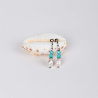 Boucles d'oreilles tendances en acier inoxydable argenté, perles d'eau douce et perles de turquoise parfaites pour le quotidien. 