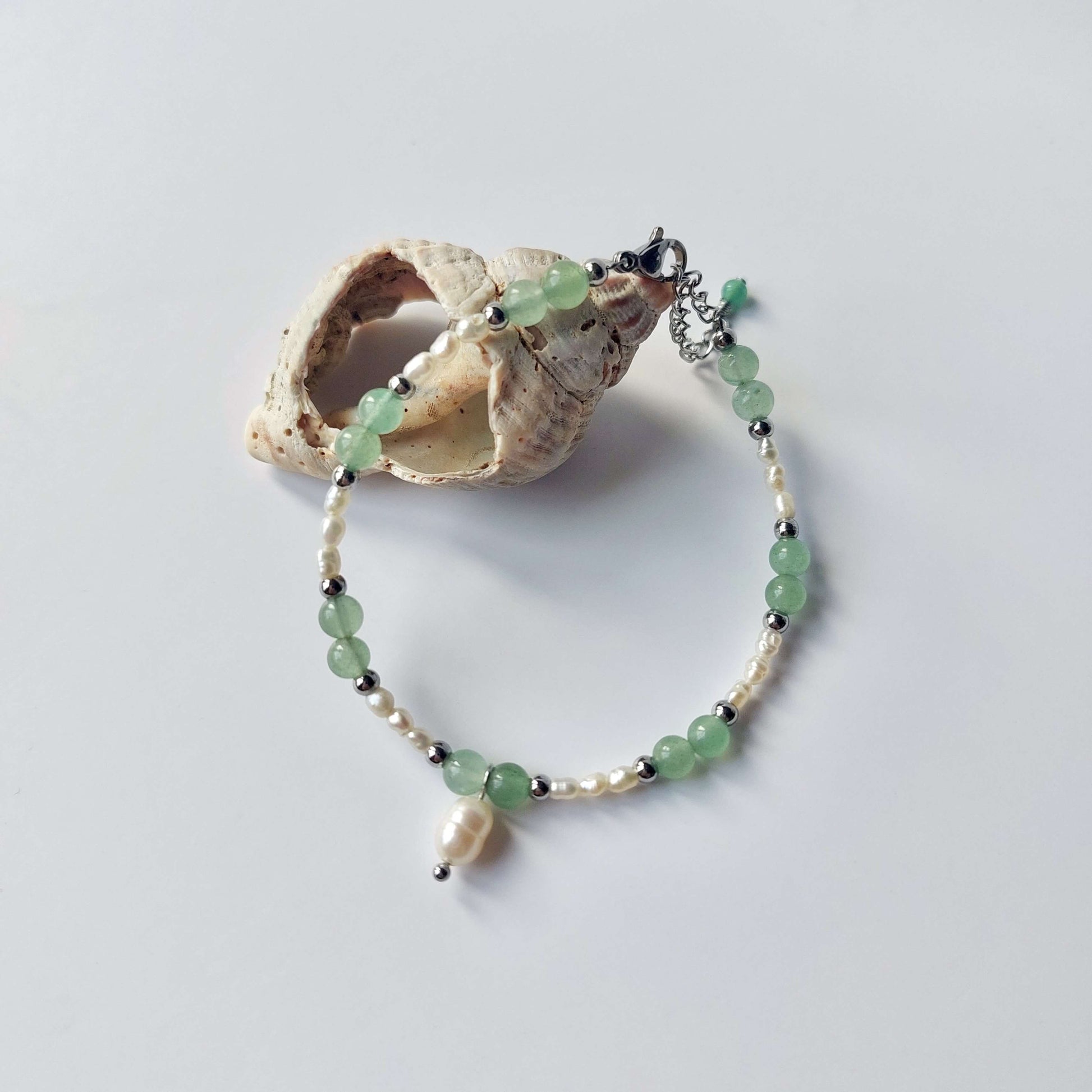 bracelet pour femme en acier inoxydable argenté perles d'eau douce et pierre aventurine verte