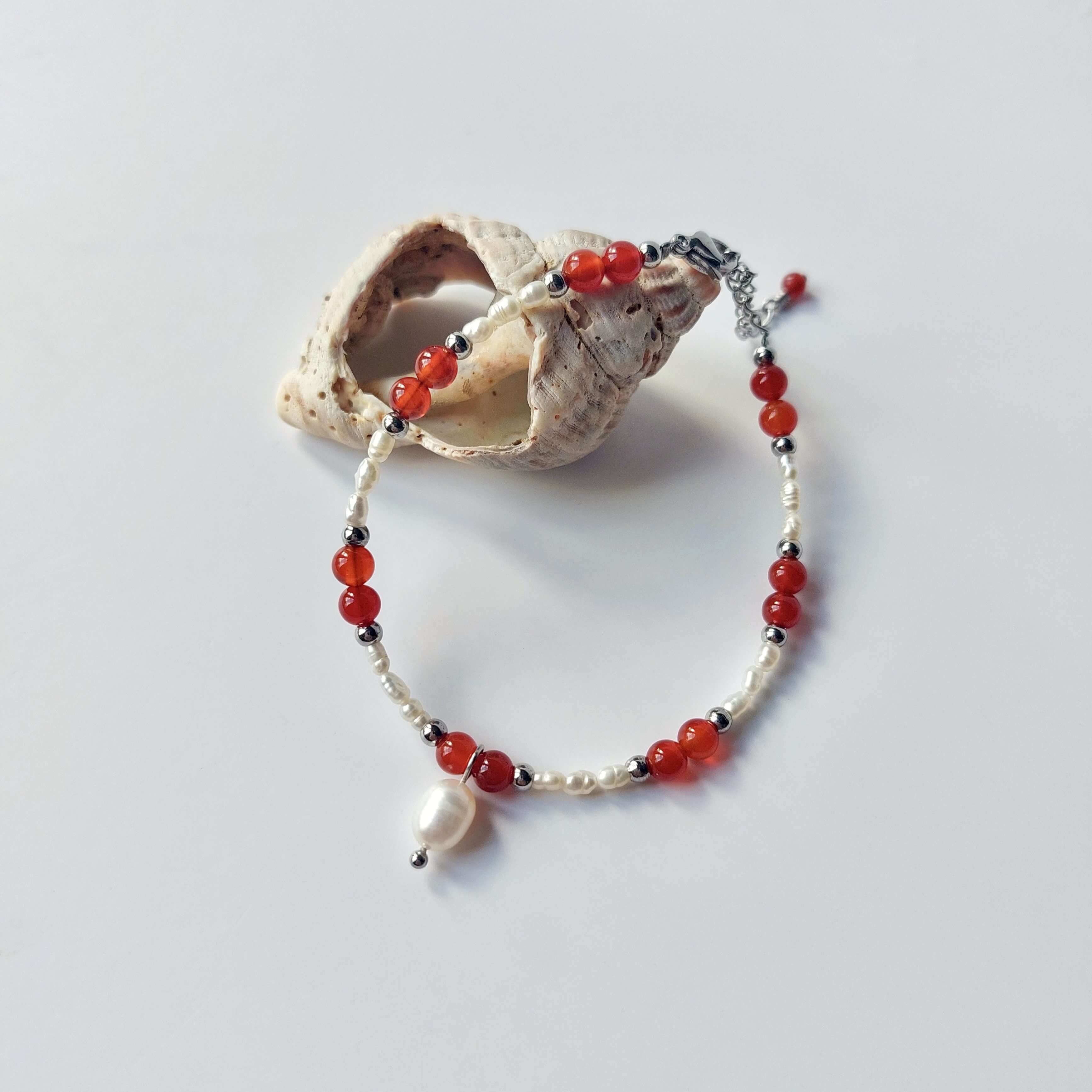 bracelet pour femme en acier inoxydable argenté perles d'eau douce et pierre cornaline rouge