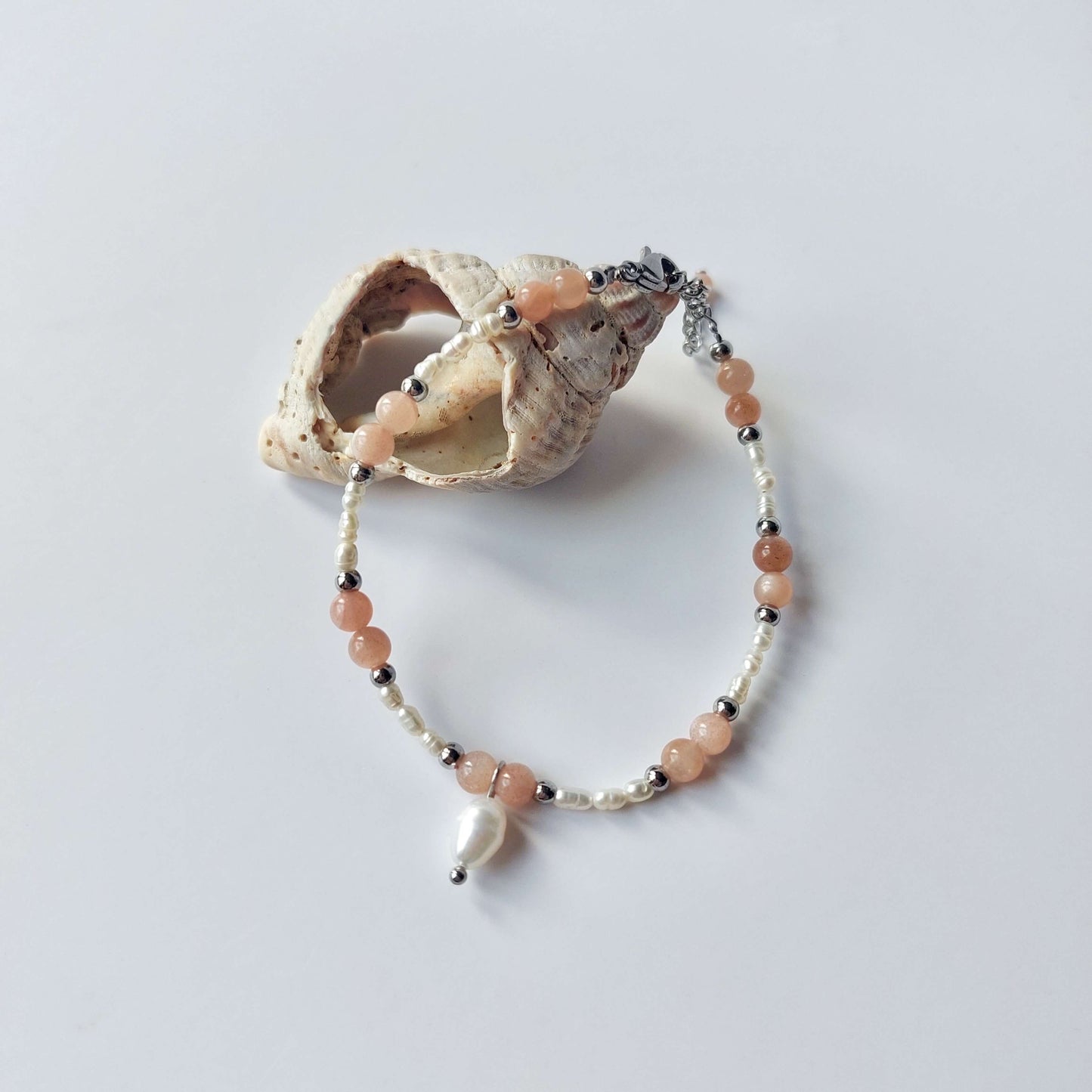 bracelet pour femme en acier inoxydable argenté perles d'eau douce et pierre de soleil rose