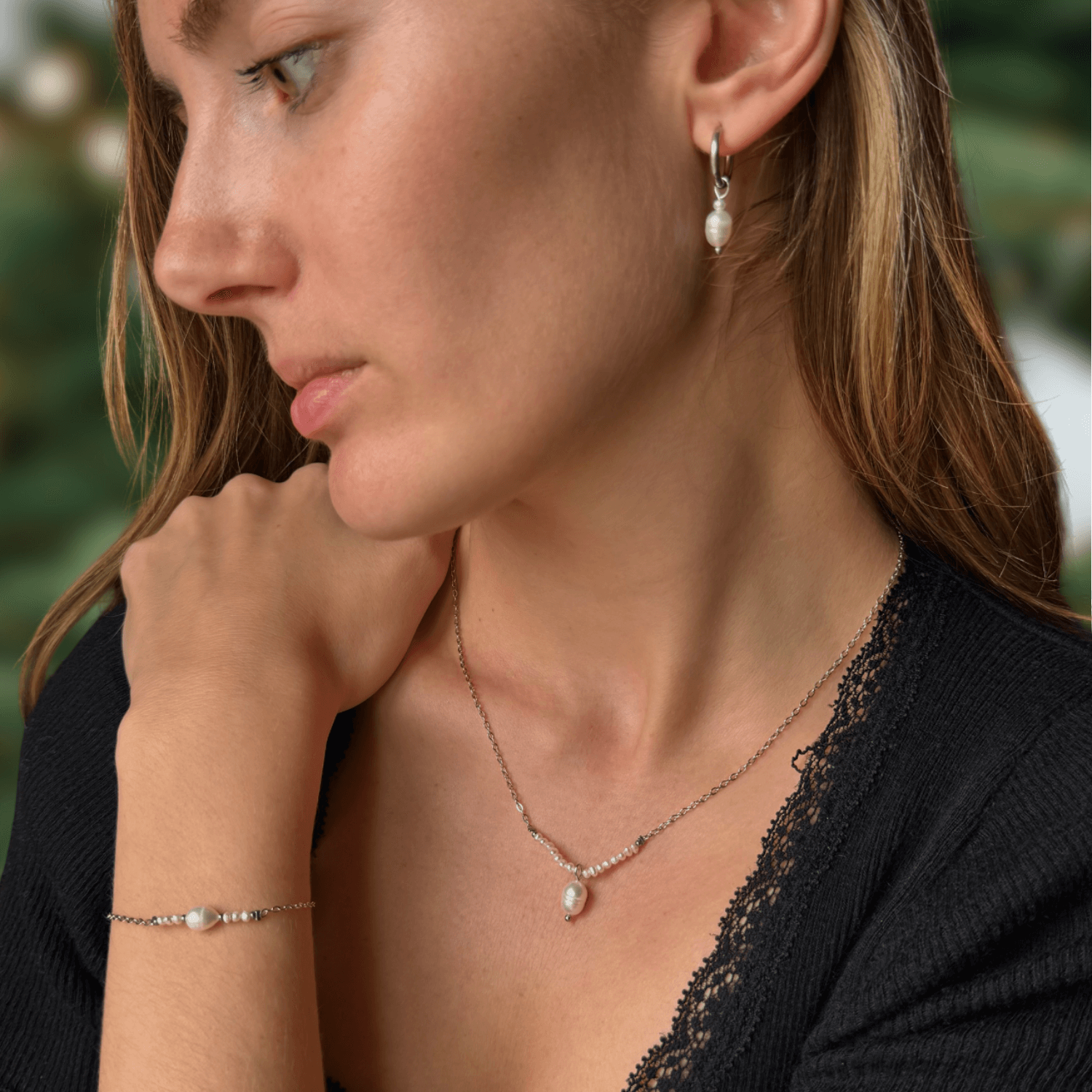 Parure fait de perles deau douce et acier inoxydable argente porté par une femme