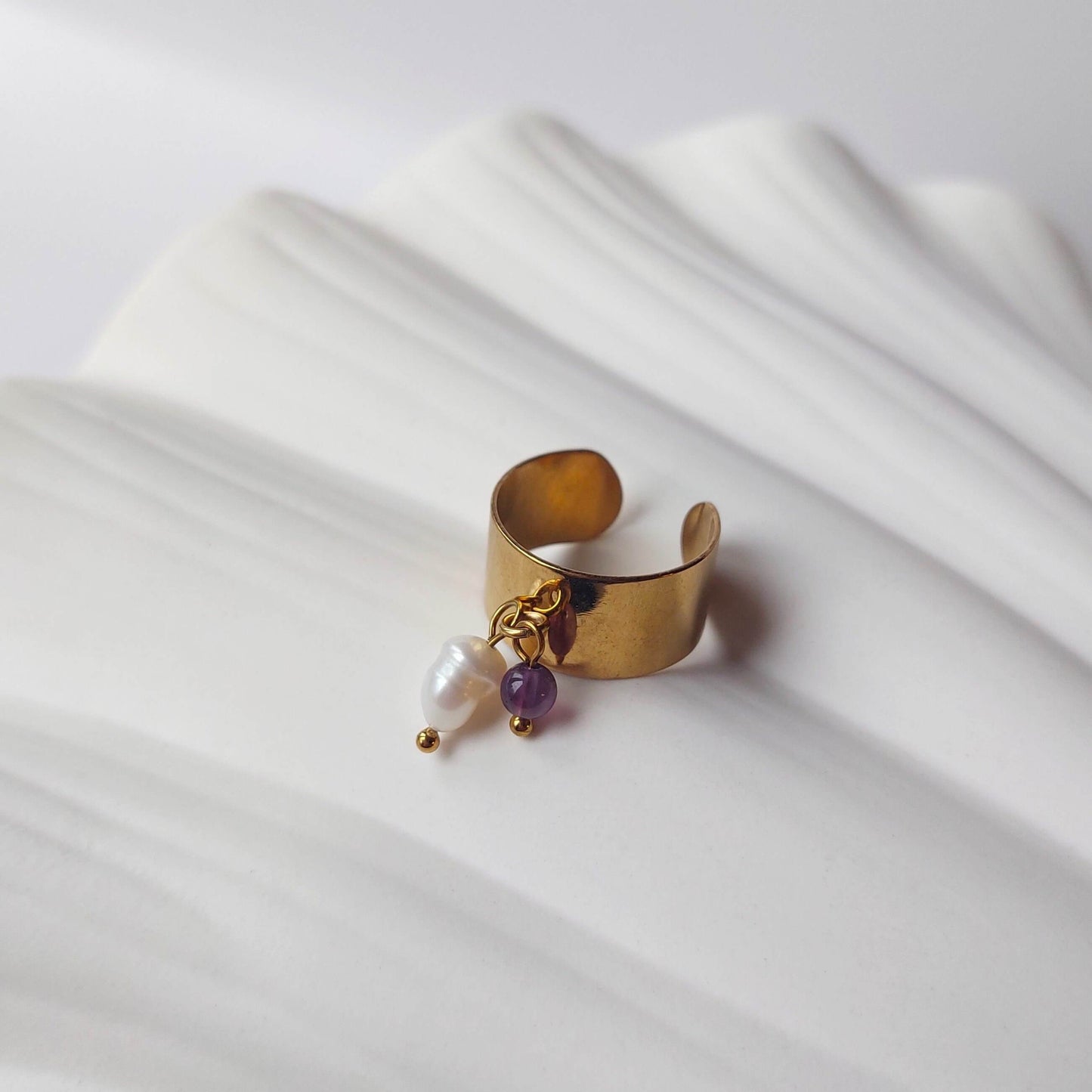 Bague en acier inoxydable à breloques d'améthyste violet et de perle d'eau douce.