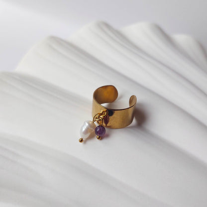 Bague en acier inoxydable à breloques d'améthyste violet et de perle d'eau douce.