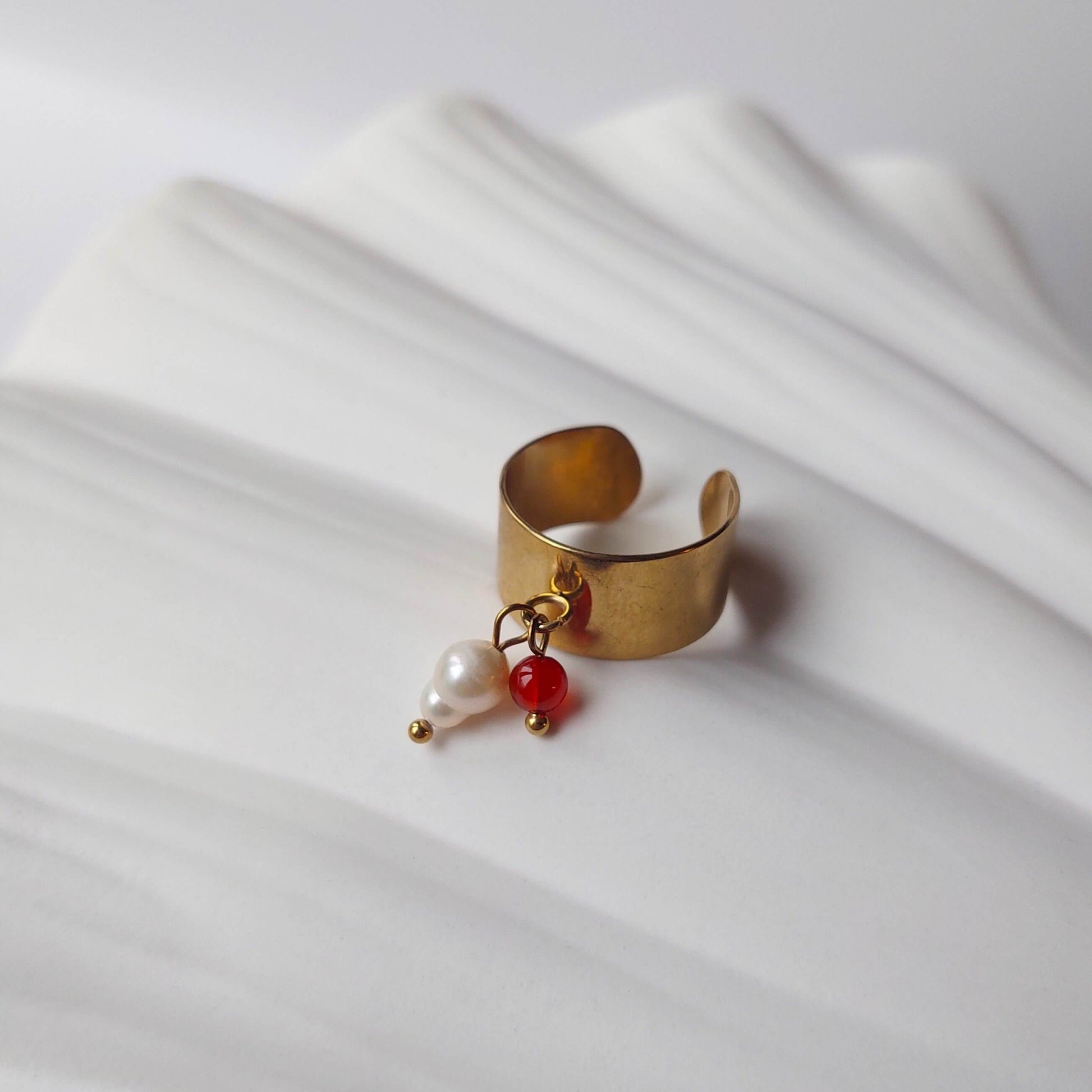 Bague en acier inoxydable à breloques de cornaline rouge et de perle d'eau douce. 