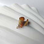 Bague en acier inoxydable à breloques de pierre de soleil et de perle d'eau douce.