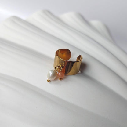 Bague en acier inoxydable à breloques de pierre de soleil et de perle d'eau douce.