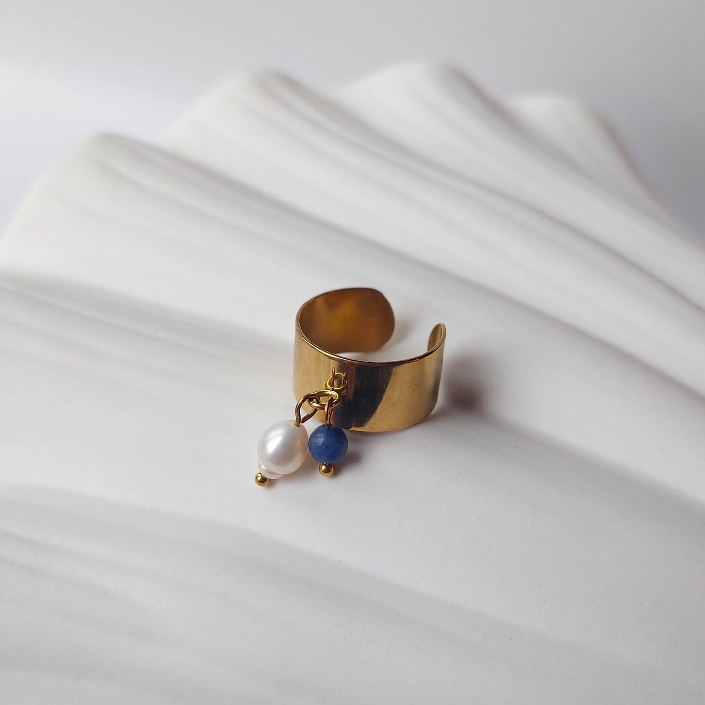 Bague en acier inoxydable à breloques de sodalite et de perle d'eau douce.