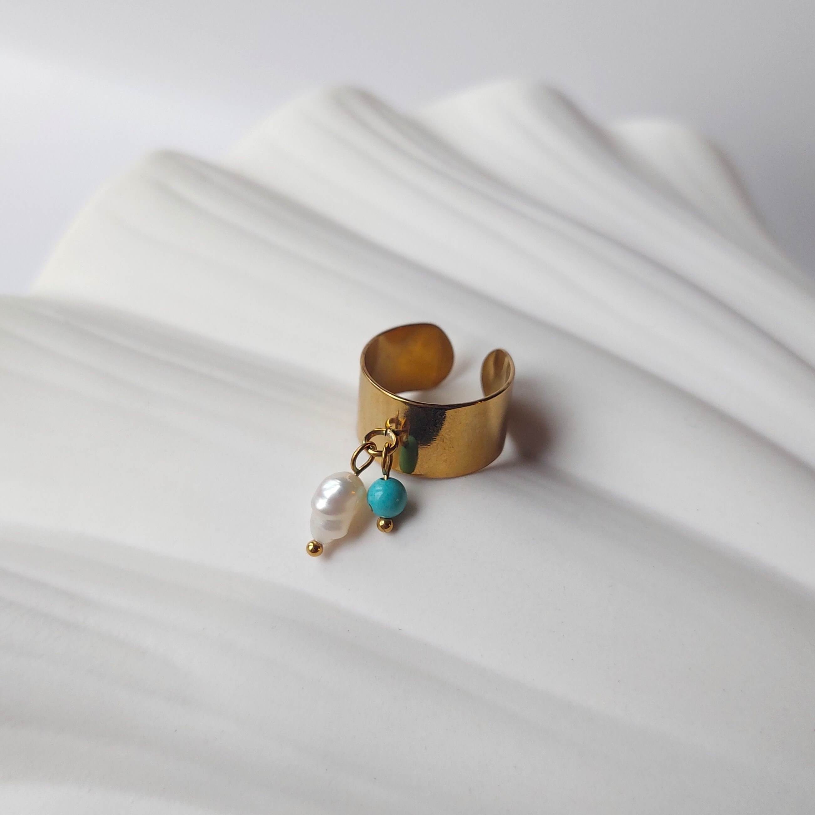 Bague en acier inoxydable à breloques de turquoise bleu et de perle d'eau douce.