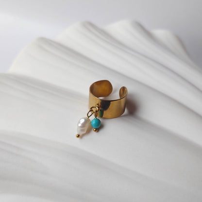 Bague en acier inoxydable à breloques de turquoise bleu et de perle d'eau douce.