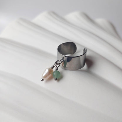 Bague en acier inoxydable argenté à breloques d'aventurine et de perle d'eau douce.