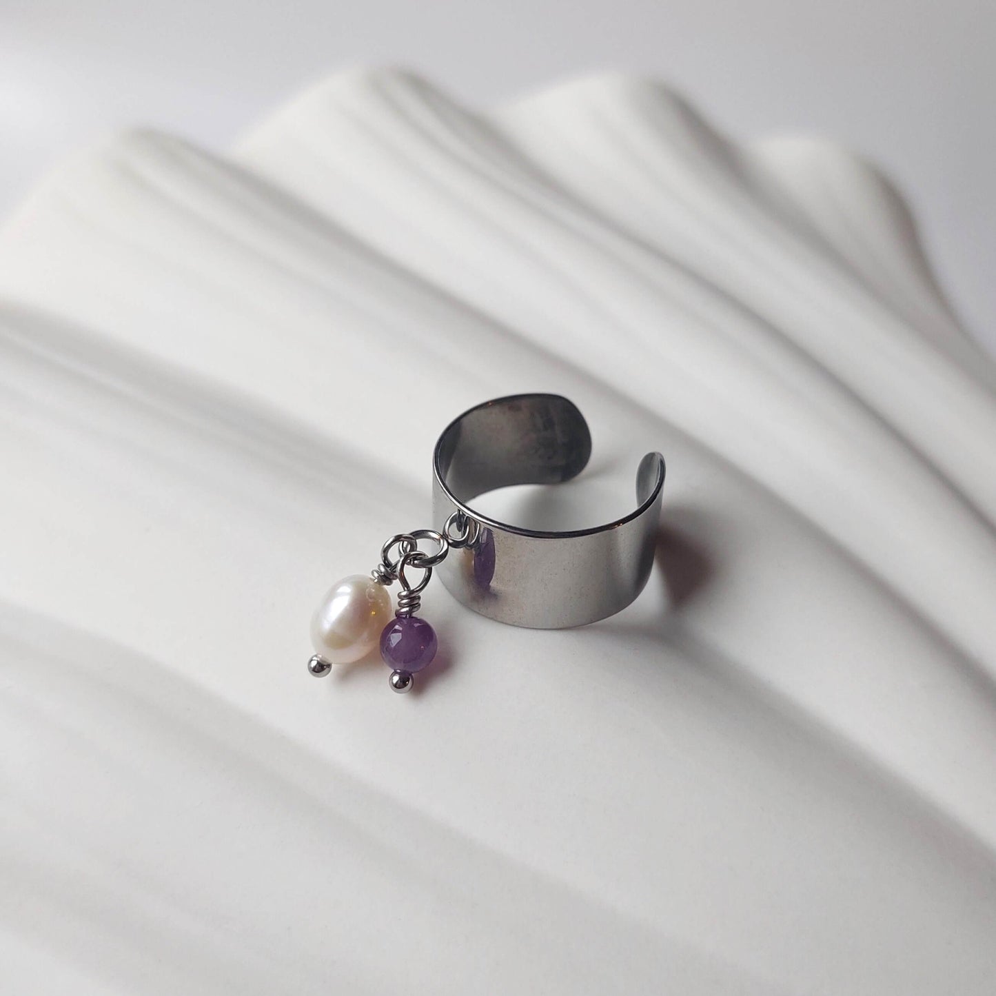 Bague en acier inoxydable argenté à breloques d'améthyste et de perle d'eau douce.