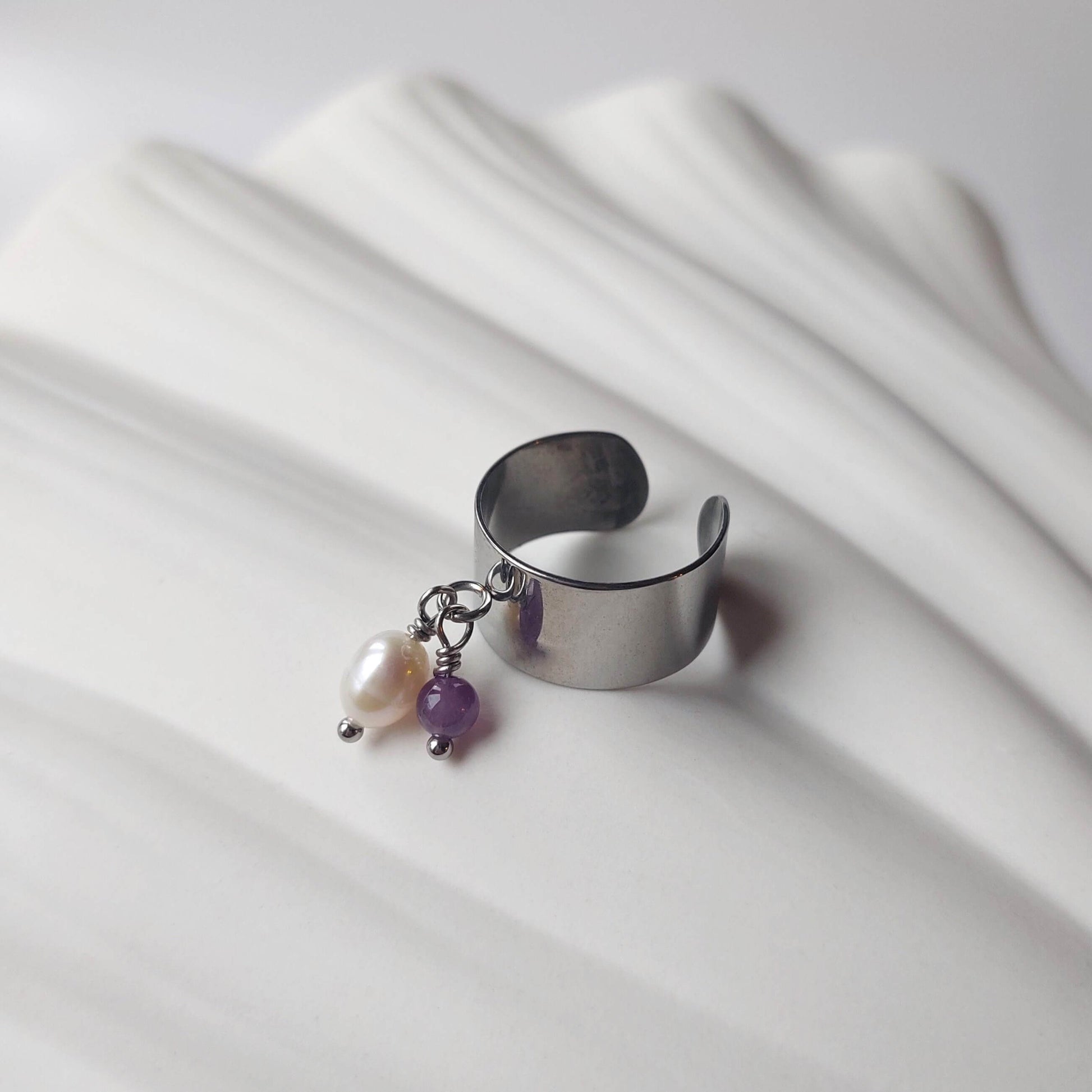 Bague en acier inoxydable argenté à breloques d'améthyste et de perle d'eau douce.