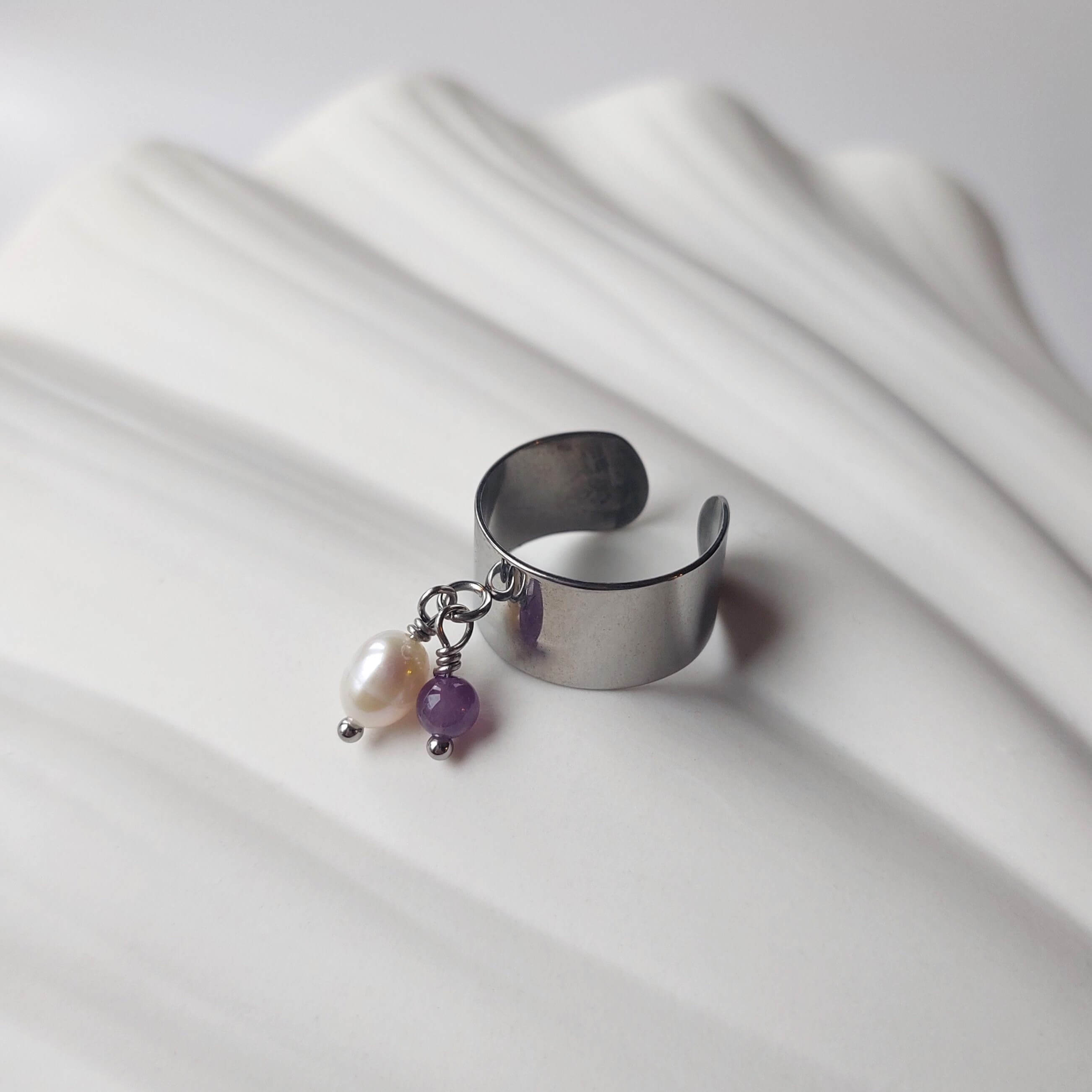 Bague en acier inoxydable argenté à breloques d'améthyste et de perle d'eau douce.