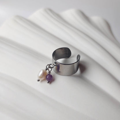 Bague en acier inoxydable argenté à breloques d'améthyste et de perle d'eau douce.