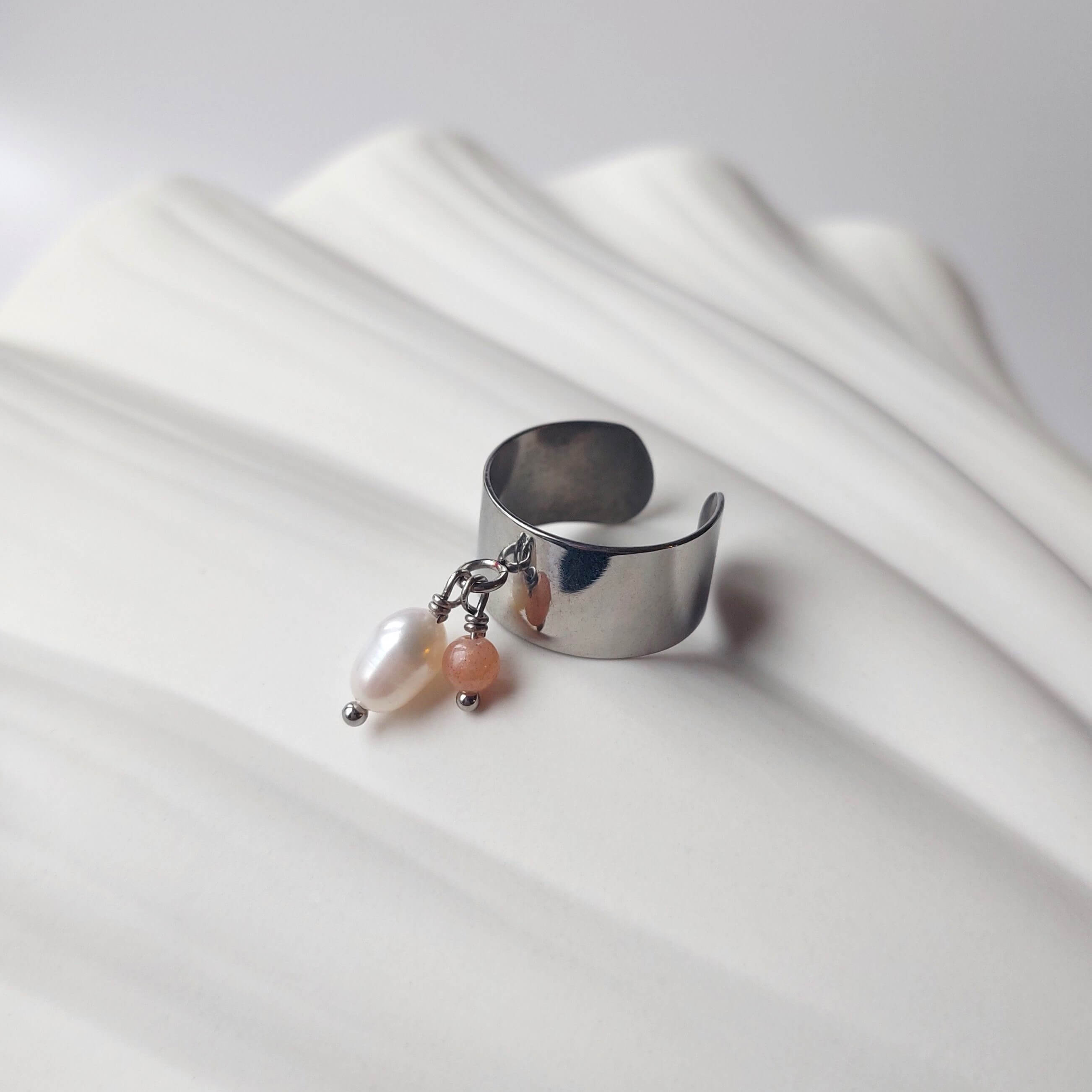 Bague en acier inoxydable argenté à breloques de pierre de soleil et de perle d'eau douce.