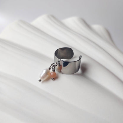 Bague en acier inoxydable argenté à breloques de pierre de soleil et de perle d'eau douce.
