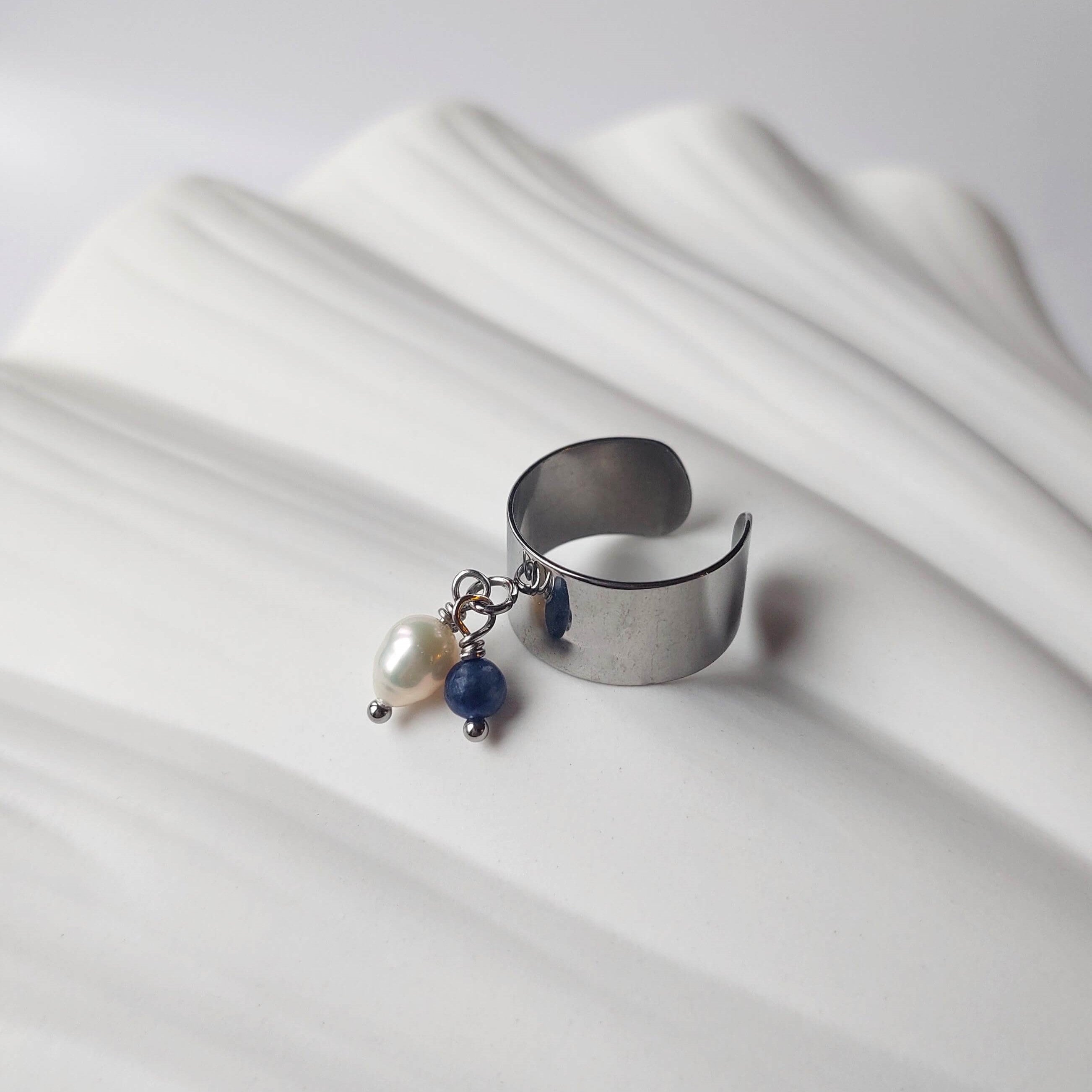 Bague en acier inoxydable argenté à breloques de sodalite et de perle d'eau douce.