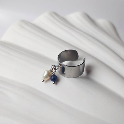 Bague en acier inoxydable argenté à breloques de sodalite et de perle d'eau douce.
