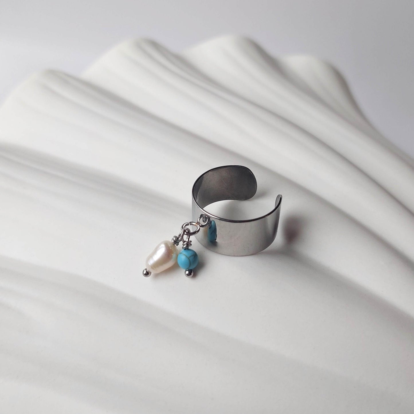 Bague en acier inoxydable argenté à breloques de turquoise et de perle d'eau douce.