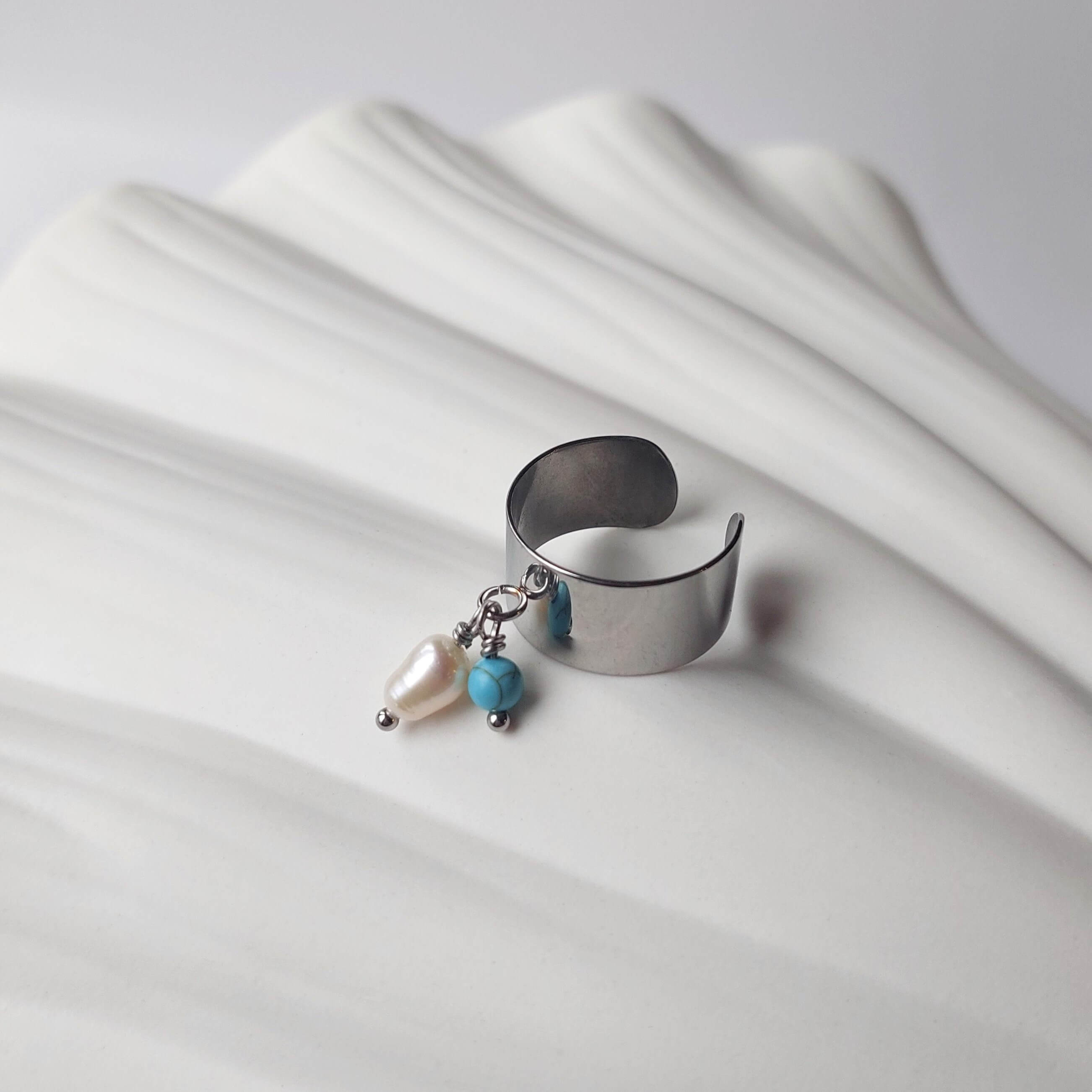 Bague en acier inoxydable argenté à breloques de turquoise et de perle d'eau douce.