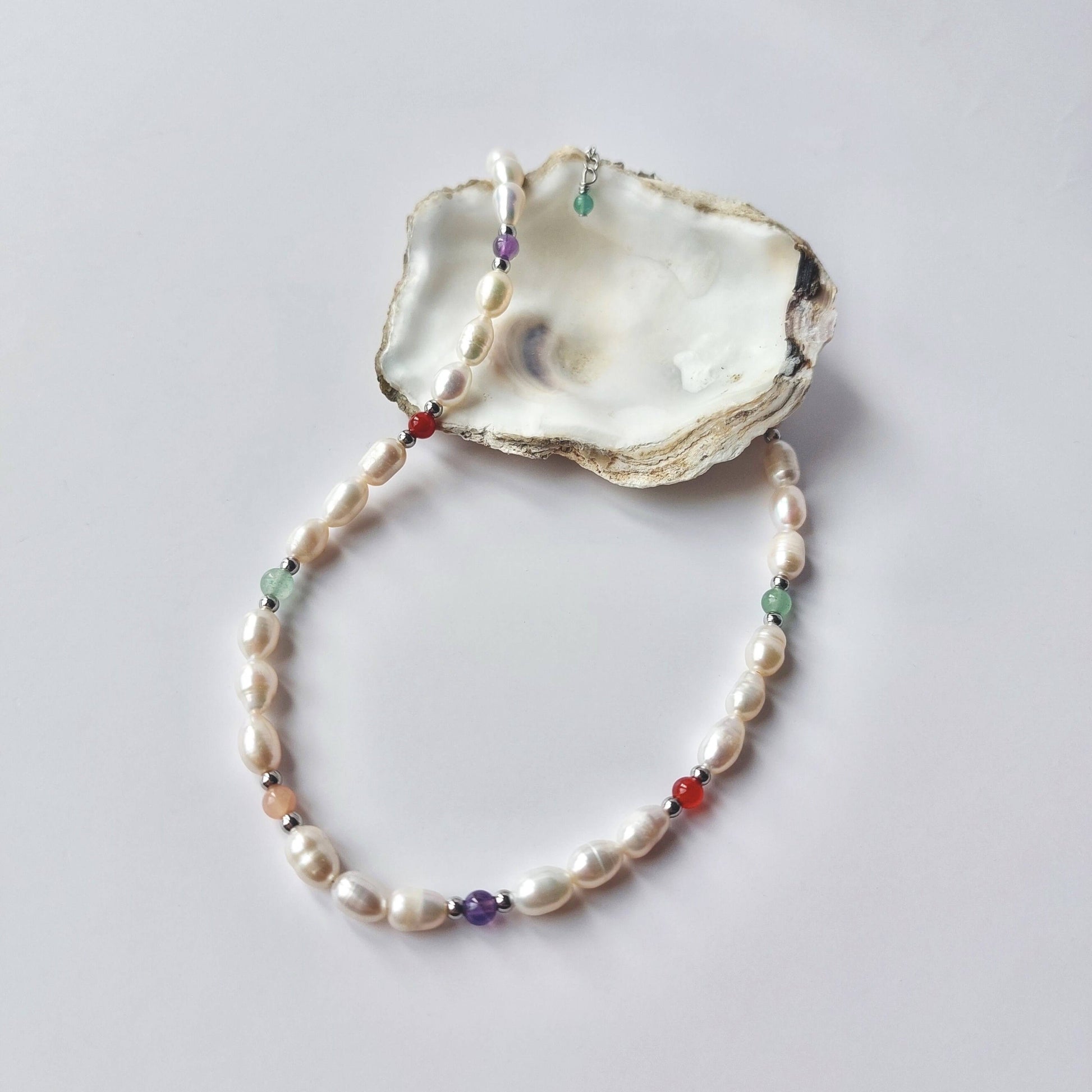 Collier d'été ras de cou en acier inoxydable argenté avec perles d'eau douce, cornaline, améthyste, aventurine et pierre de soleil. 