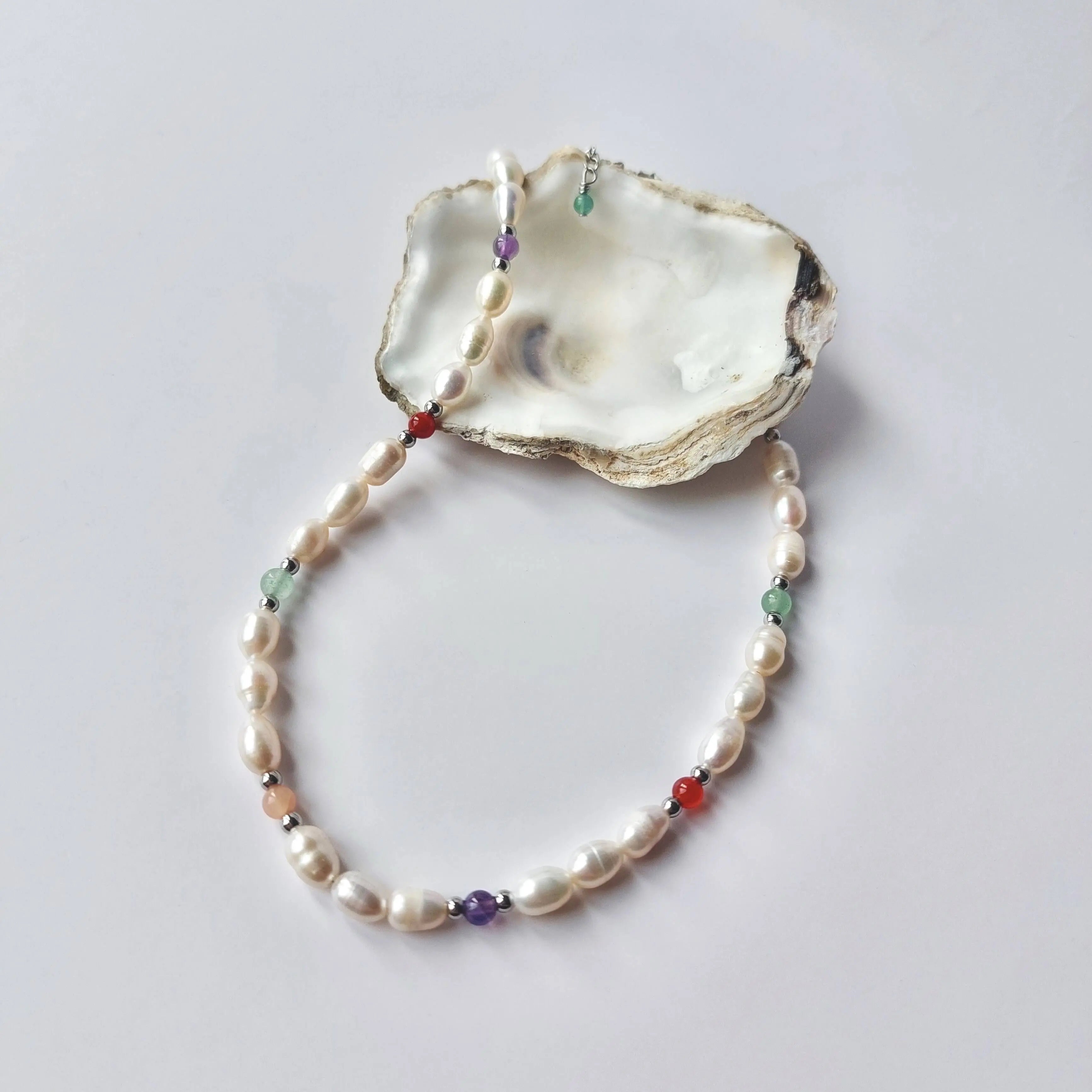 Collier d'été ras de cou en acier inoxydable argenté avec perles d'eau douce, cornaline, améthyste, aventurine et pierre de soleil. 