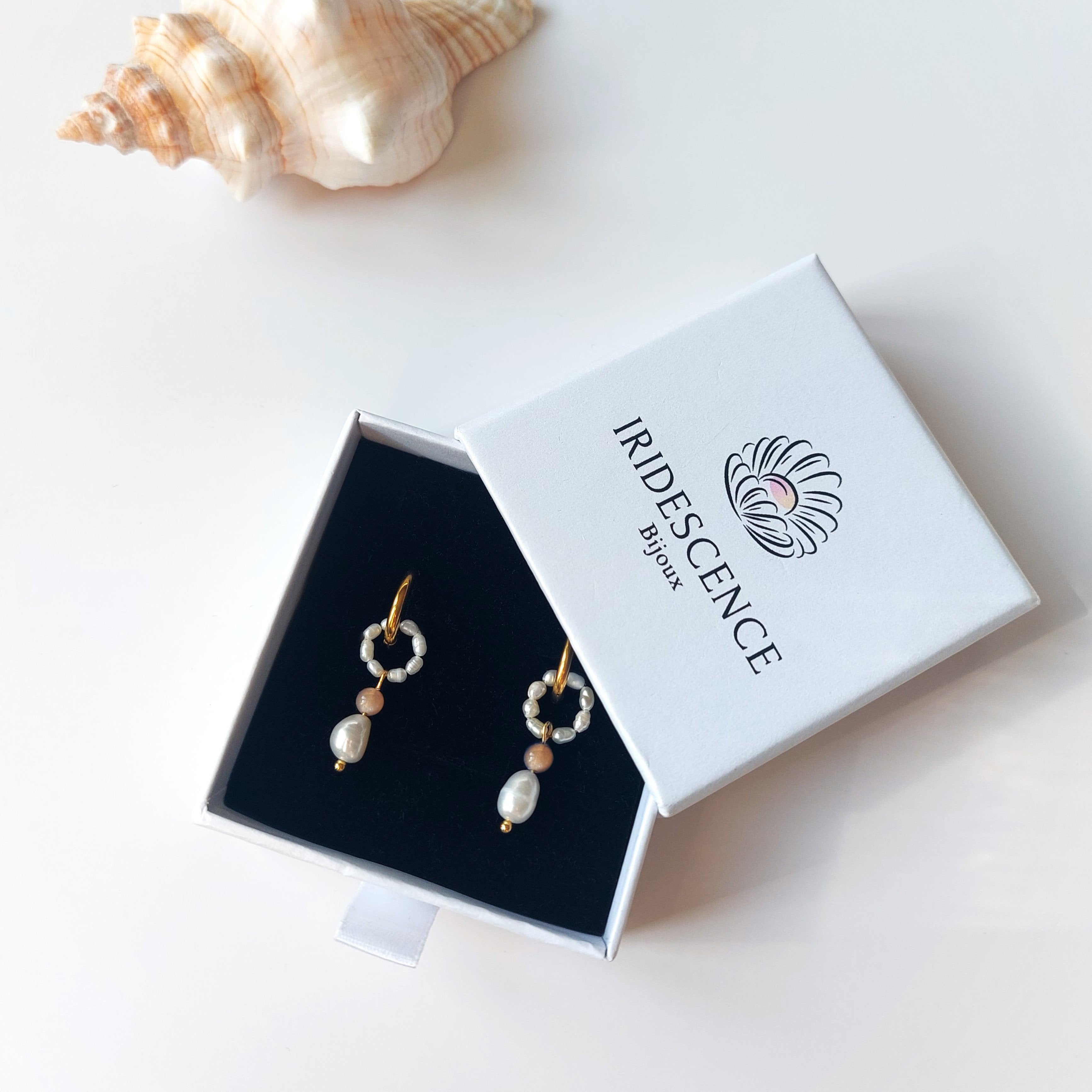 Boucles d'oreilles en pierre de soleil dans son packaging