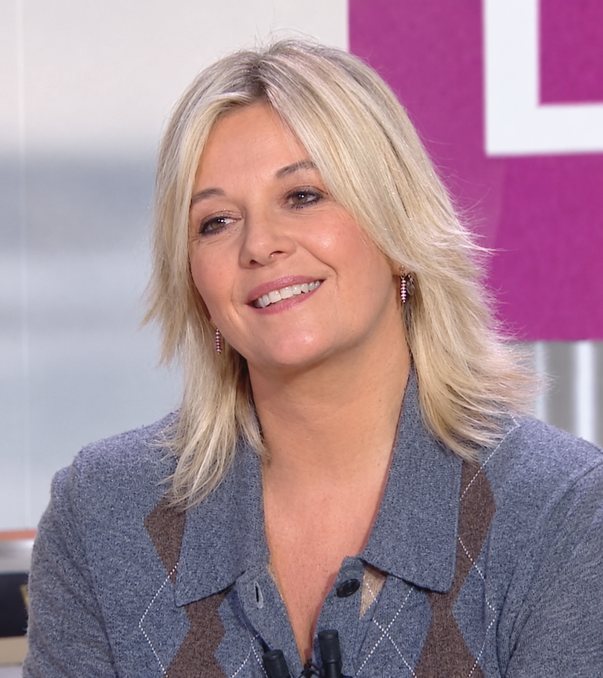 Flavie Flament portant nos boucles d'oreilles aestas pour une émission de télé sur france 2