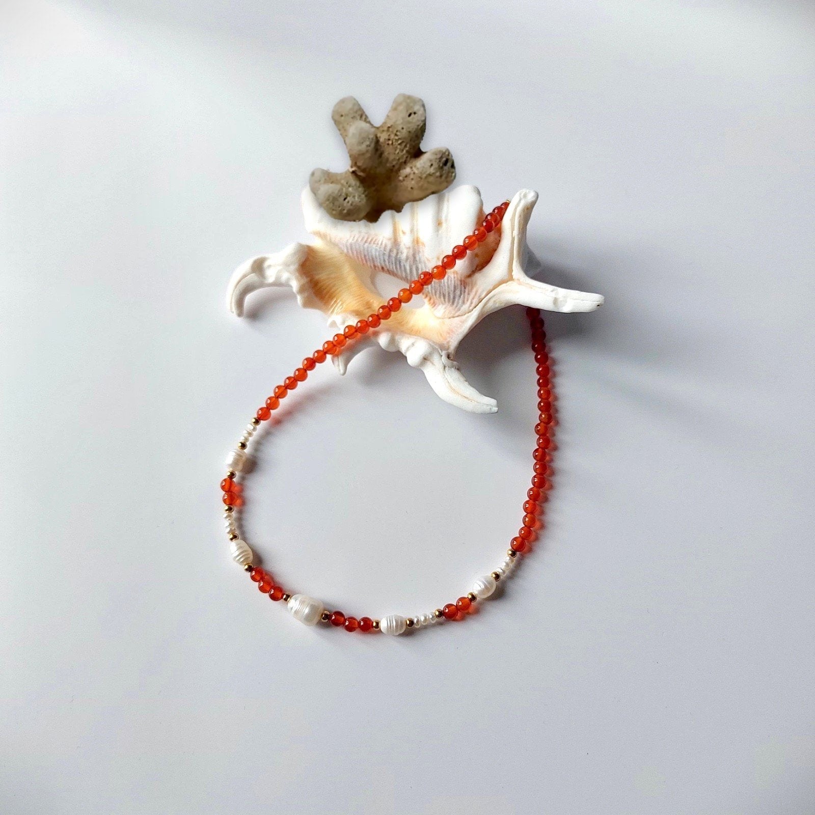 collier ras de cou avec des perles d'eau douce et pierres de cornaline rouge