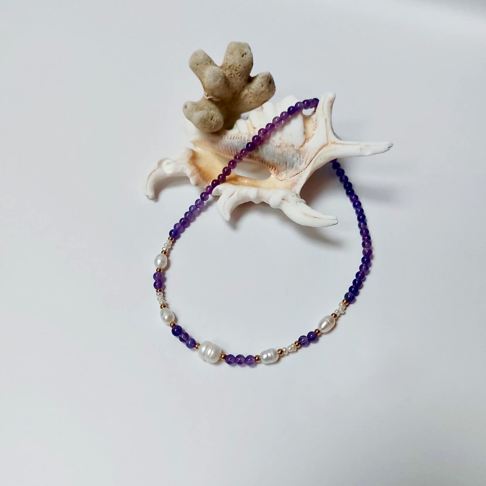collier ras de cou avec des perles d'eau douce et pierres d'améthyste violette