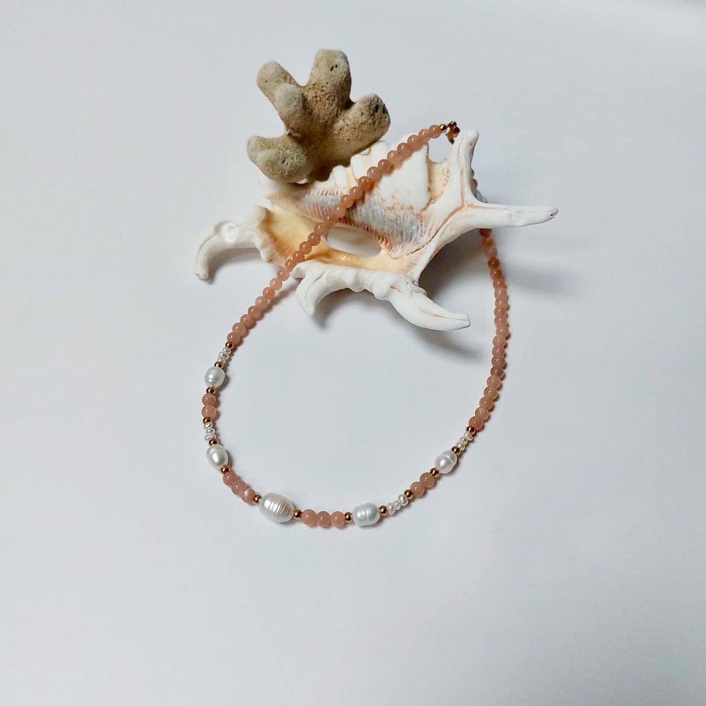 collier ras de cou avec des perles d'eau douce et pierres de soleil rose