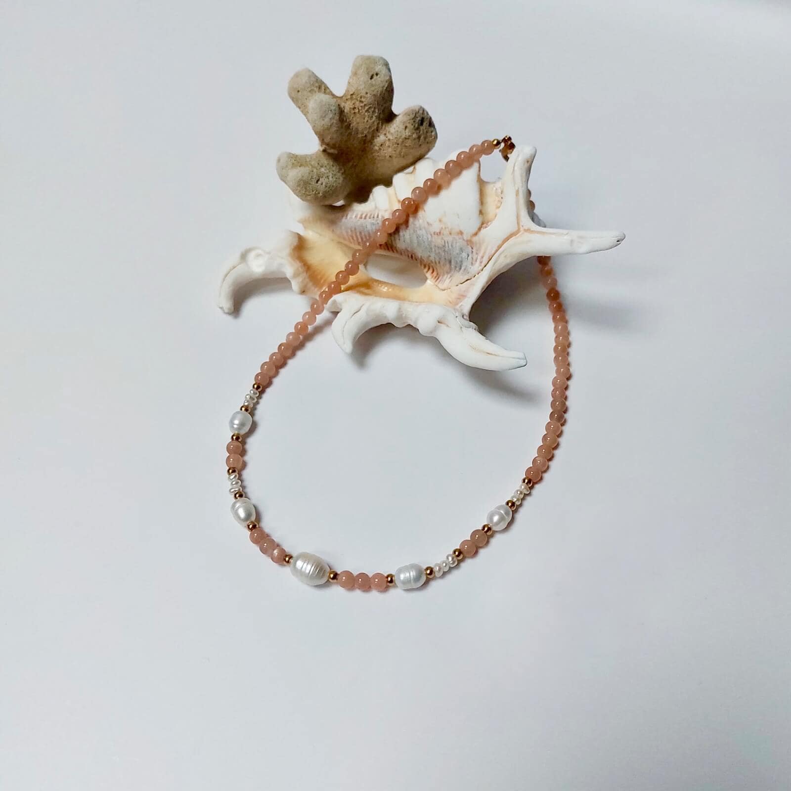 collier ras de cou avec des perles d'eau douce et pierres de soleil rose