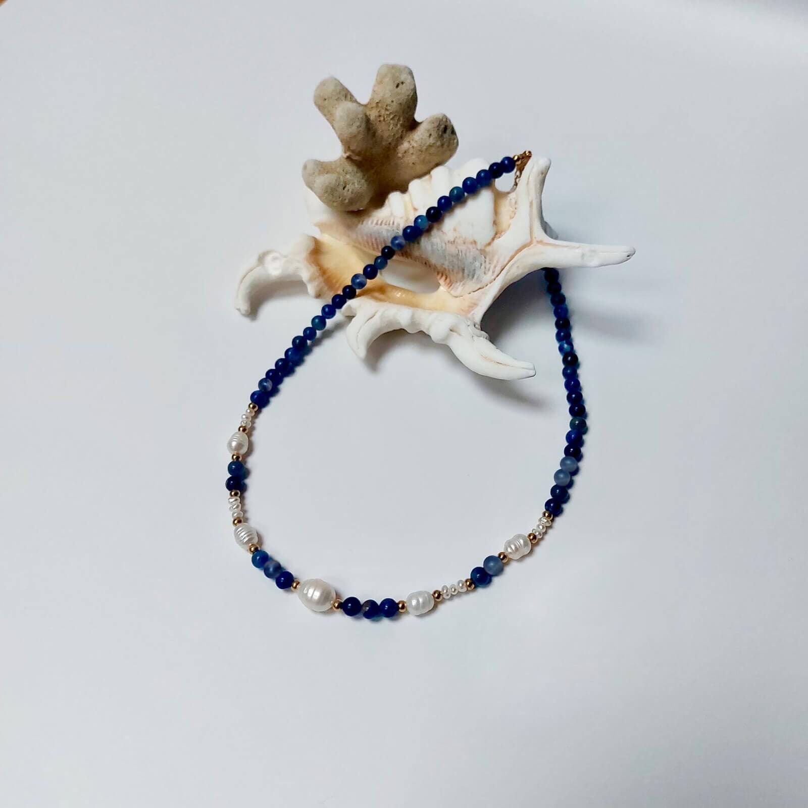 collier ras de cou avec perles d'eau douce et pierres de sodalite bleue