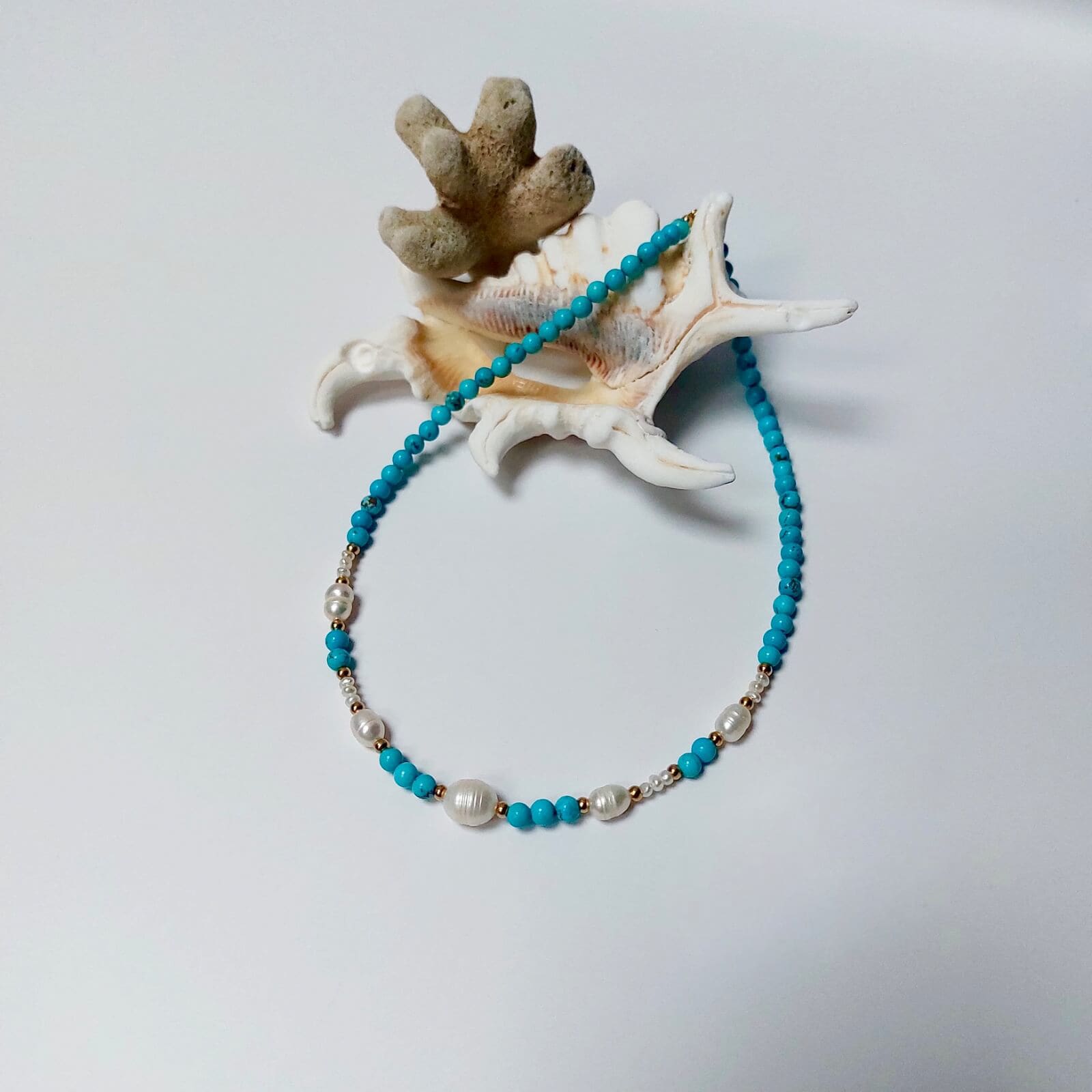 collier ras de cou avec des perles d'eau douce et pierres de turquoise bleu
