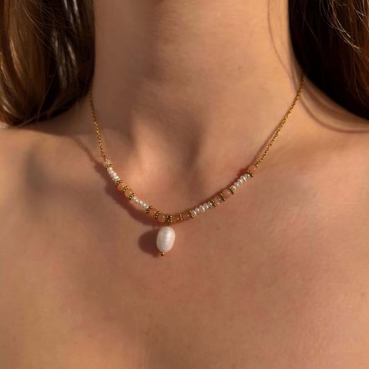 Collier en acier inoxydable dore perles deau douce et pierre de soleil