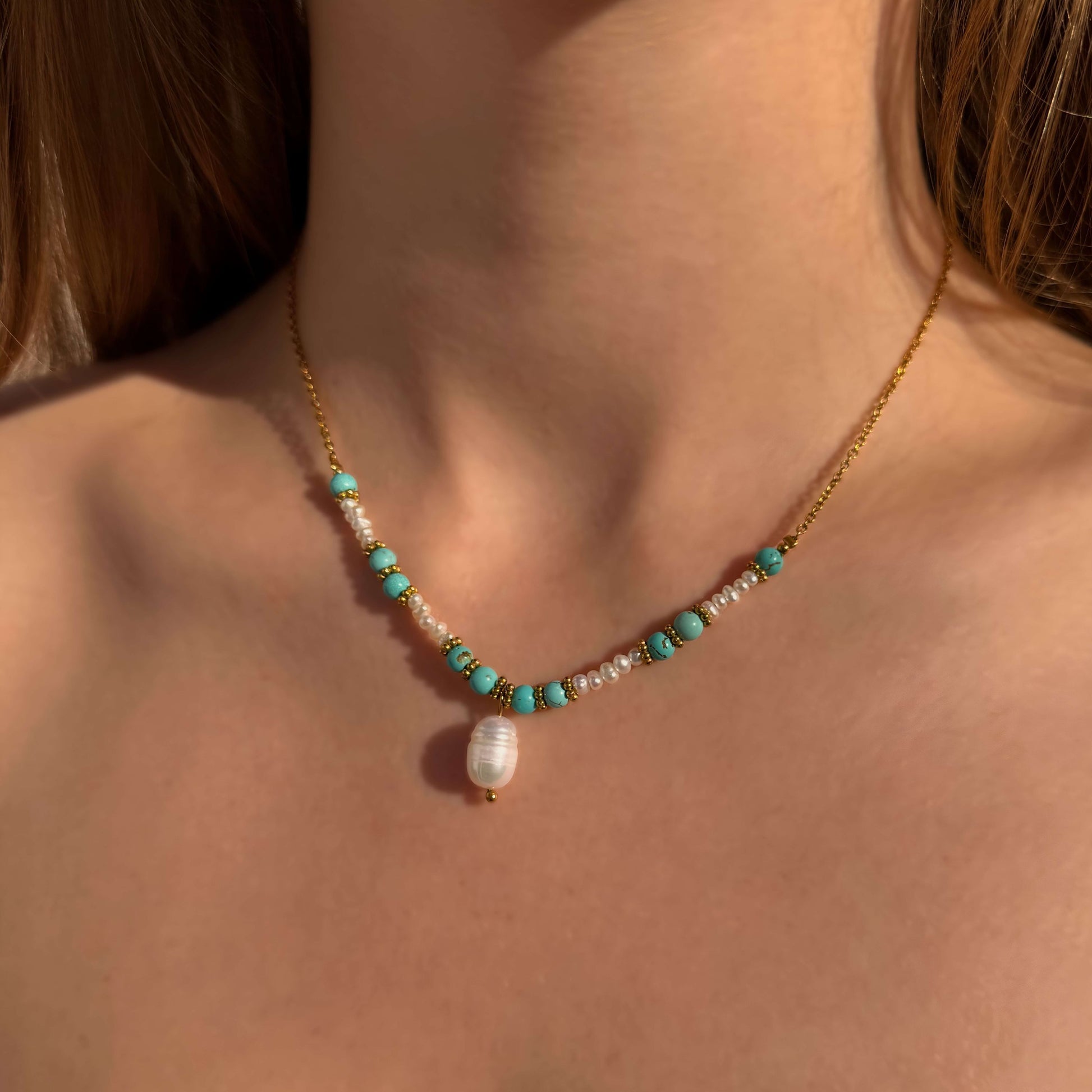 Collier en acier inoxydable dore perles deau douce et turquoise