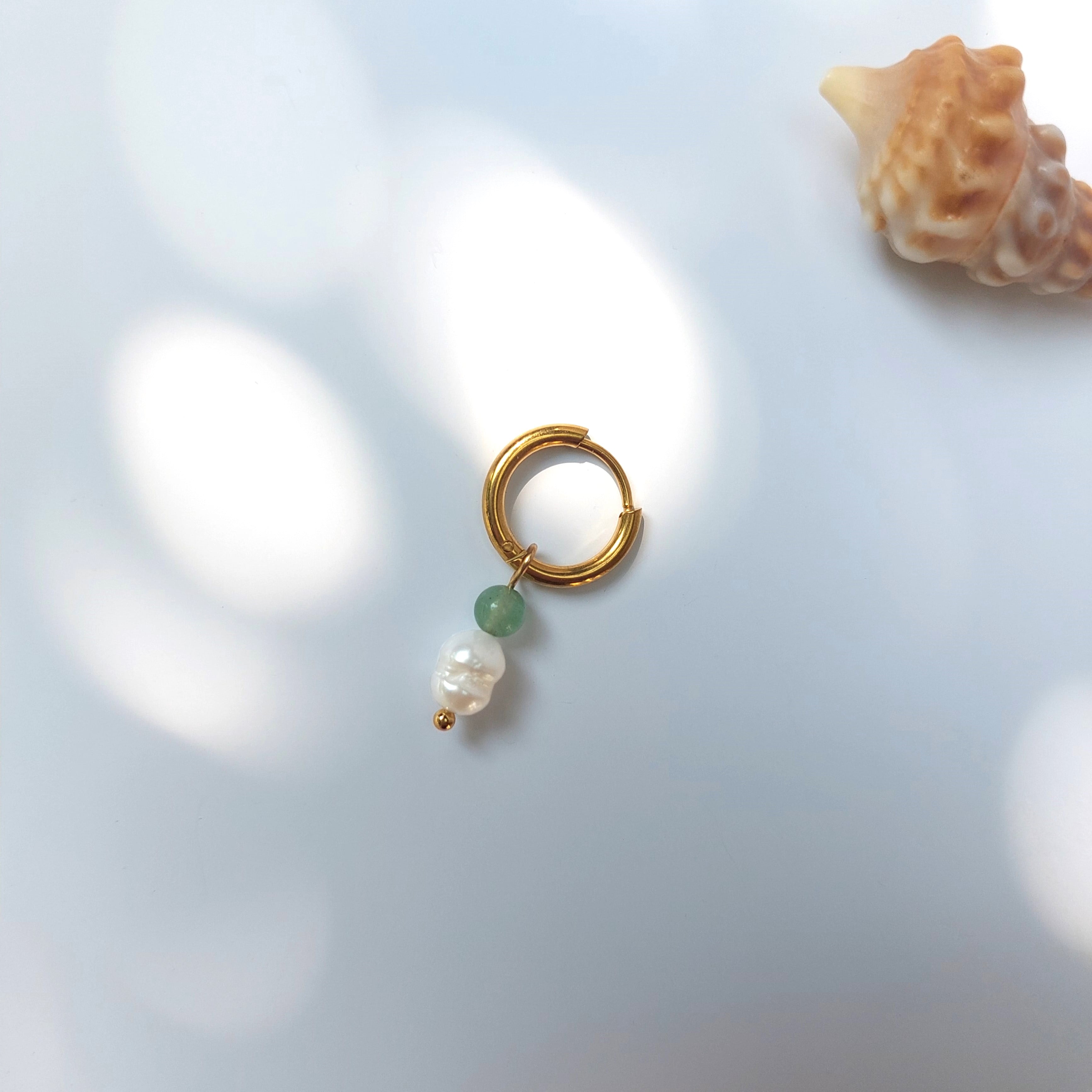 Mono boucle unisexe en acier inoxydable, petite créole avec perle d'eau douce et aventurine.