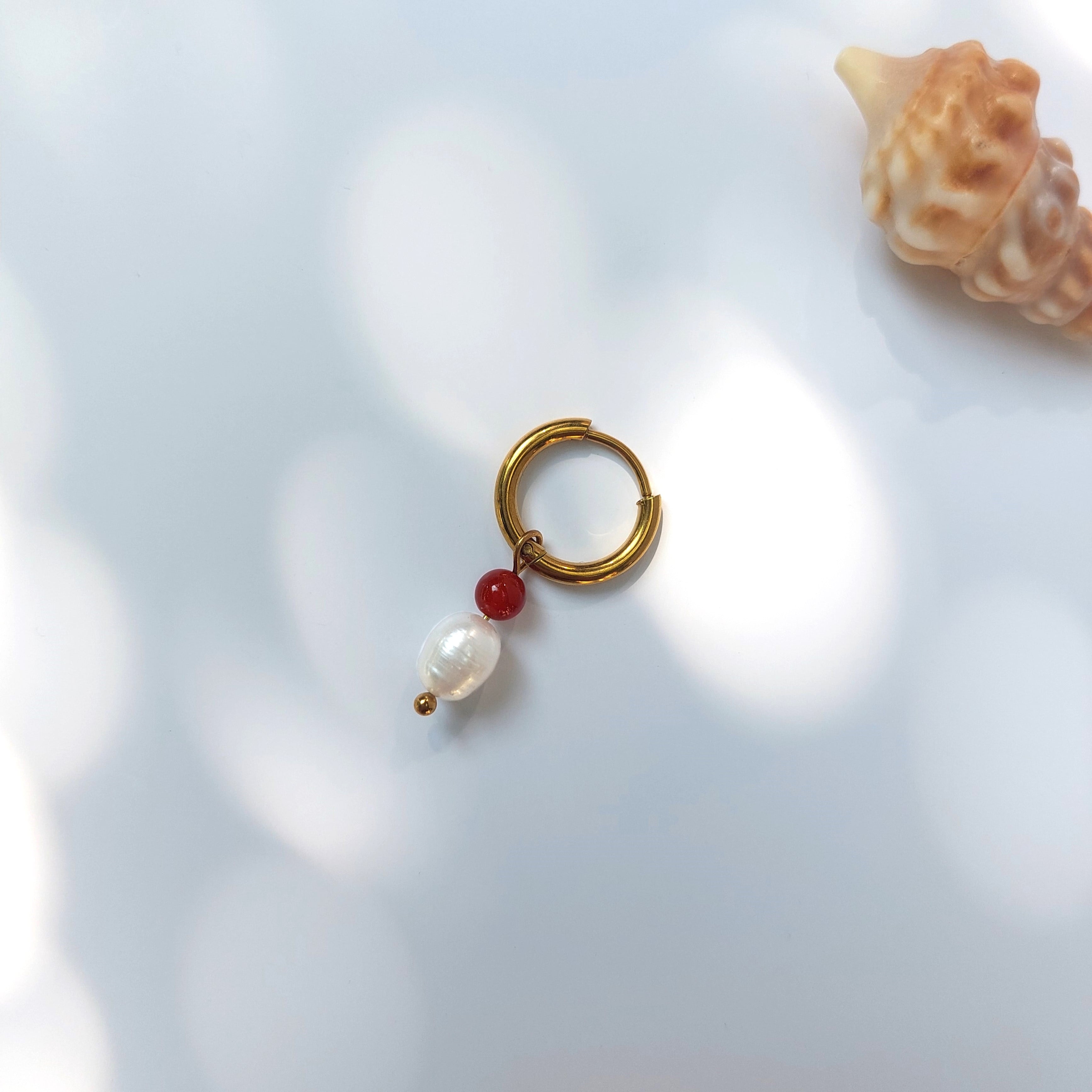 Mono boucle unisexe en acier inoxydable, petite créole avec perle d'eau douce et cornaline.