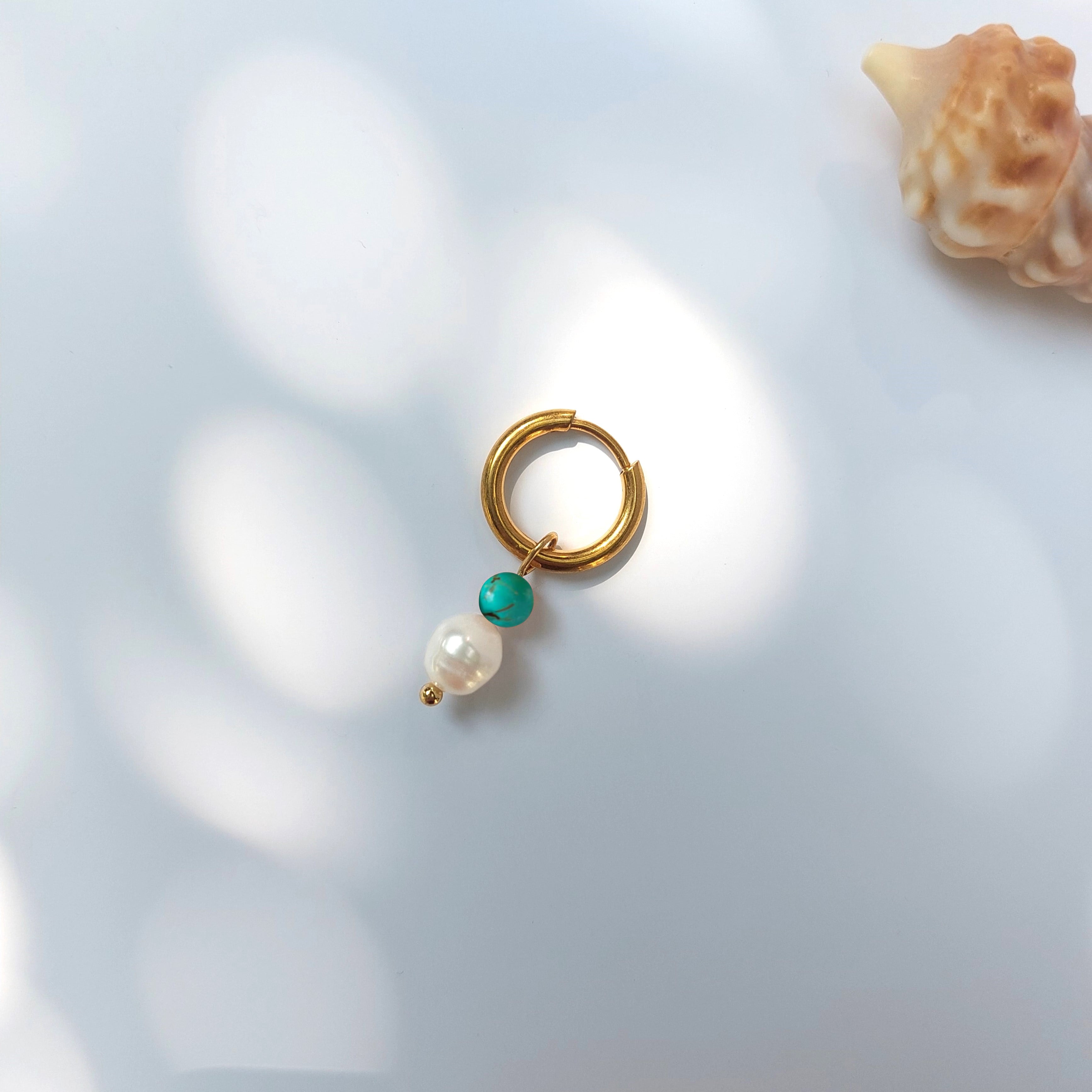 Mono boucle unisexe en acier inoxydable, petite créole avec perle d'eau douce et turquoise.